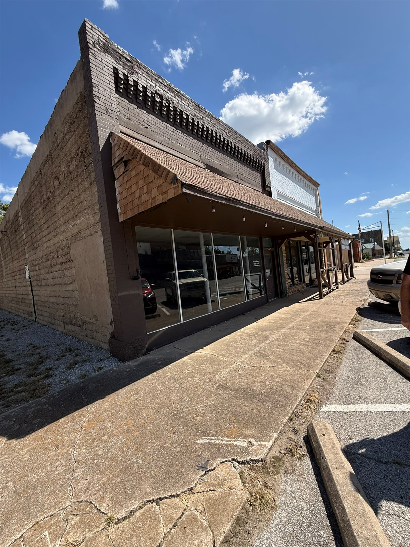 1313 Commercial Avenue Mounds OK 74047