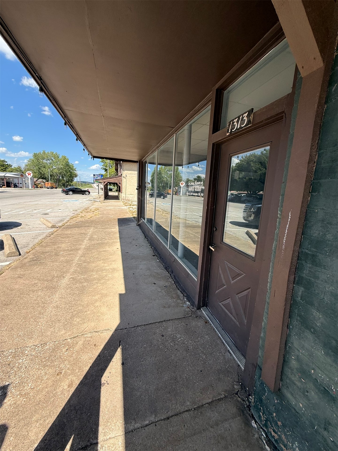 1313 Commercial Avenue Mounds OK 74047