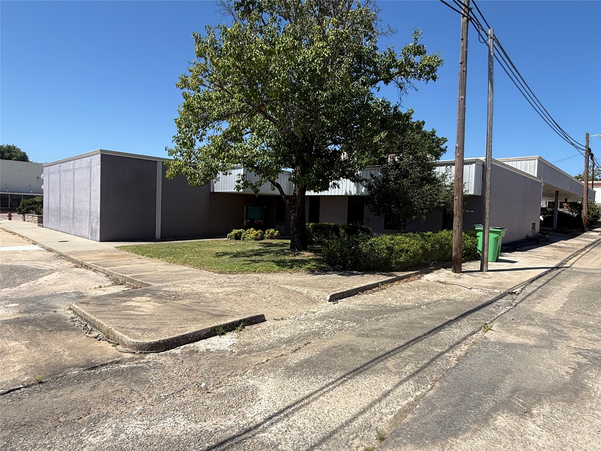 302 W Bdwy Okemah OK 74859