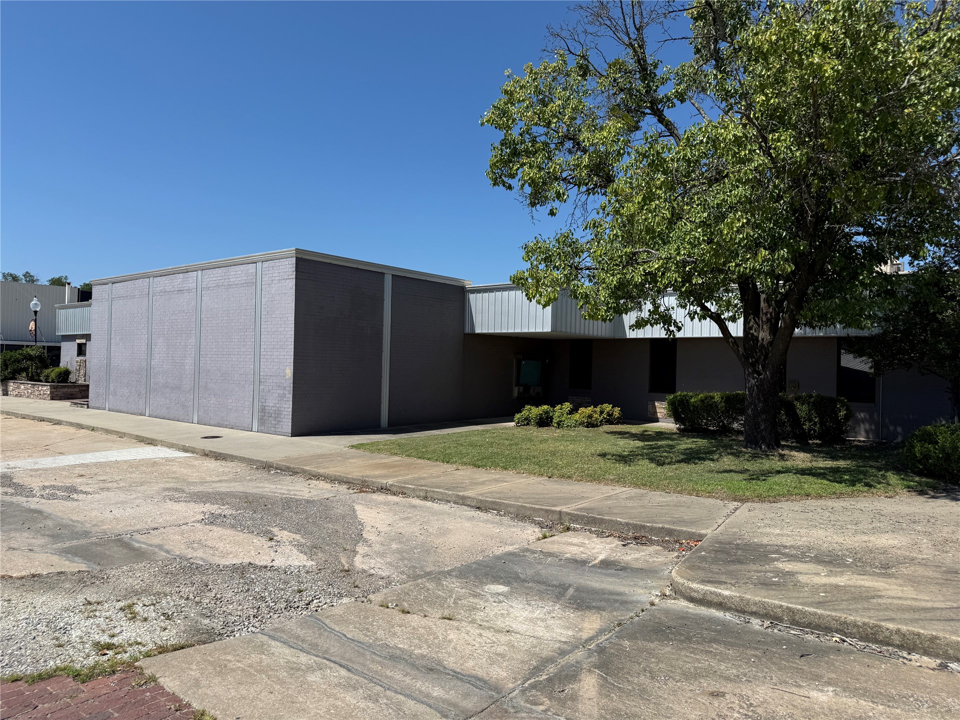 302 W Bdwy Okemah OK 74859