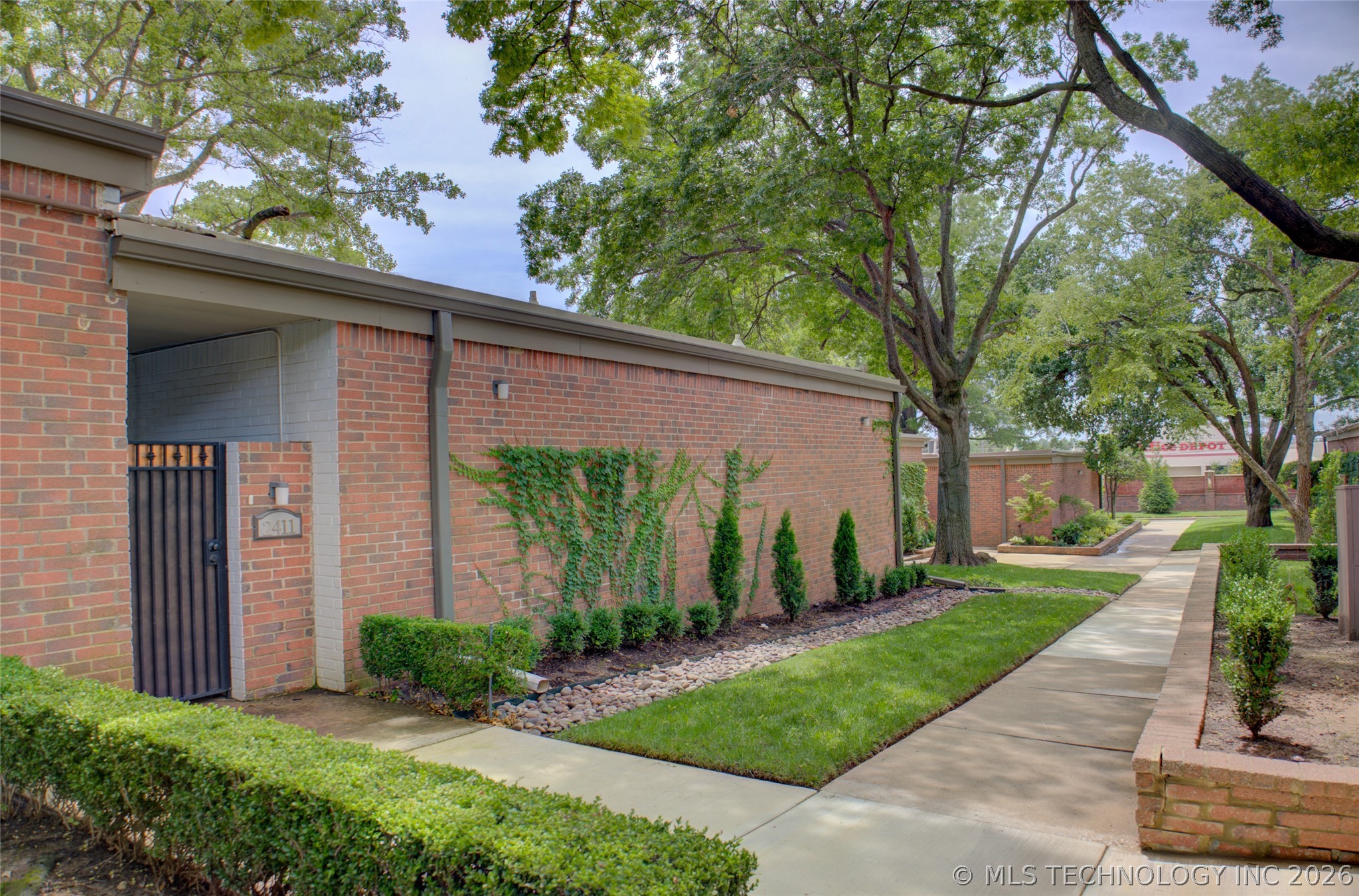 2411 E 72nd Place Tulsa OK 74136