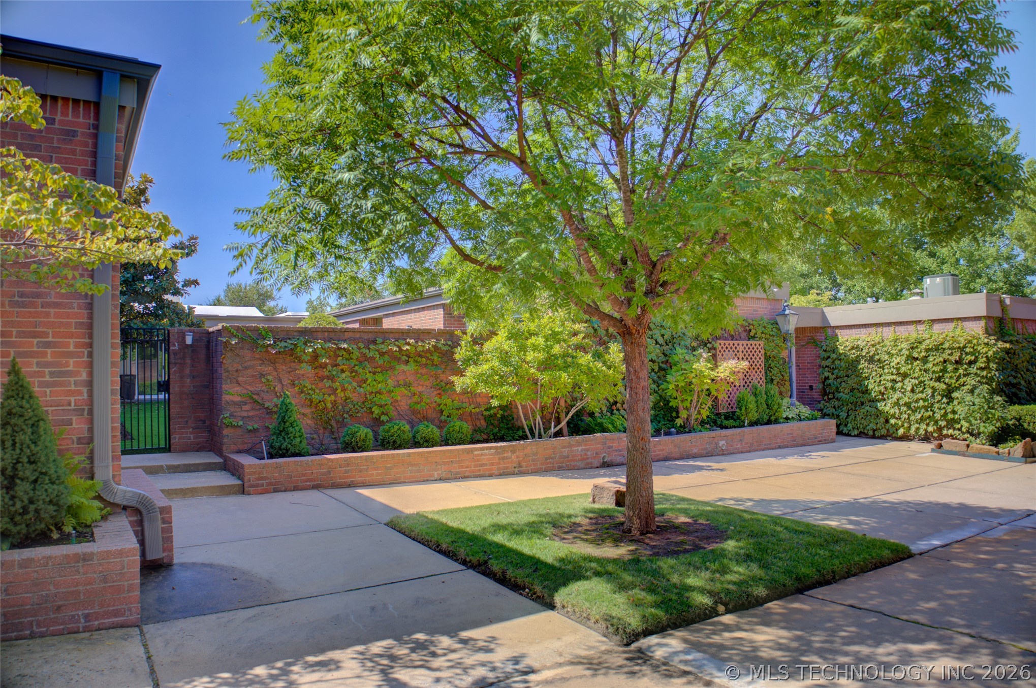 2427 E 72nd Street Tulsa OK 74136