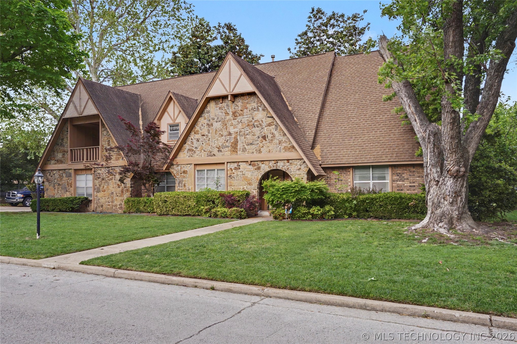 5706 S Columbia Place Tulsa OK 74105