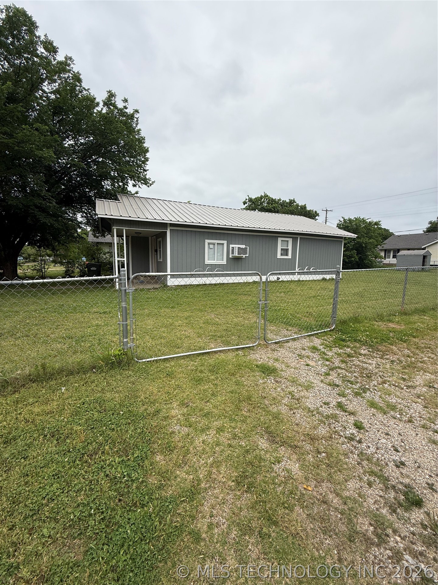 1202 W Division Street Henryetta OK 74437