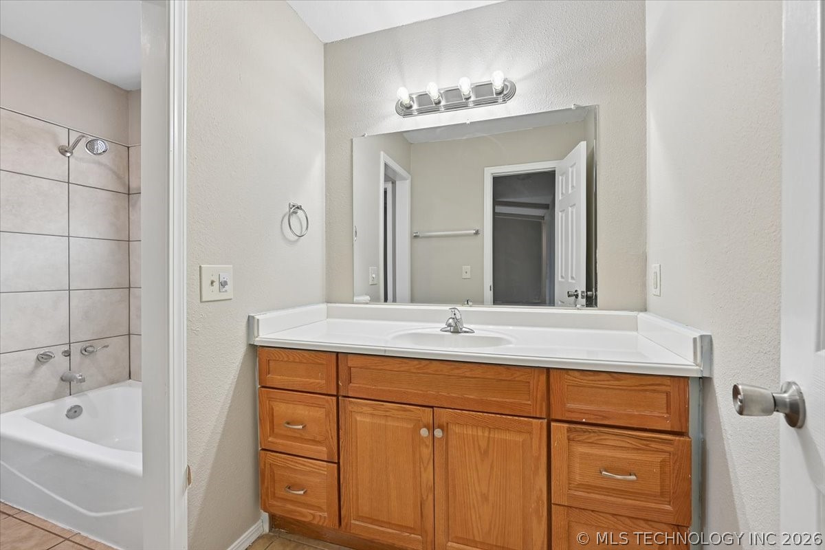 1661 S Poplar Avenue Broken Arrow OK 74012