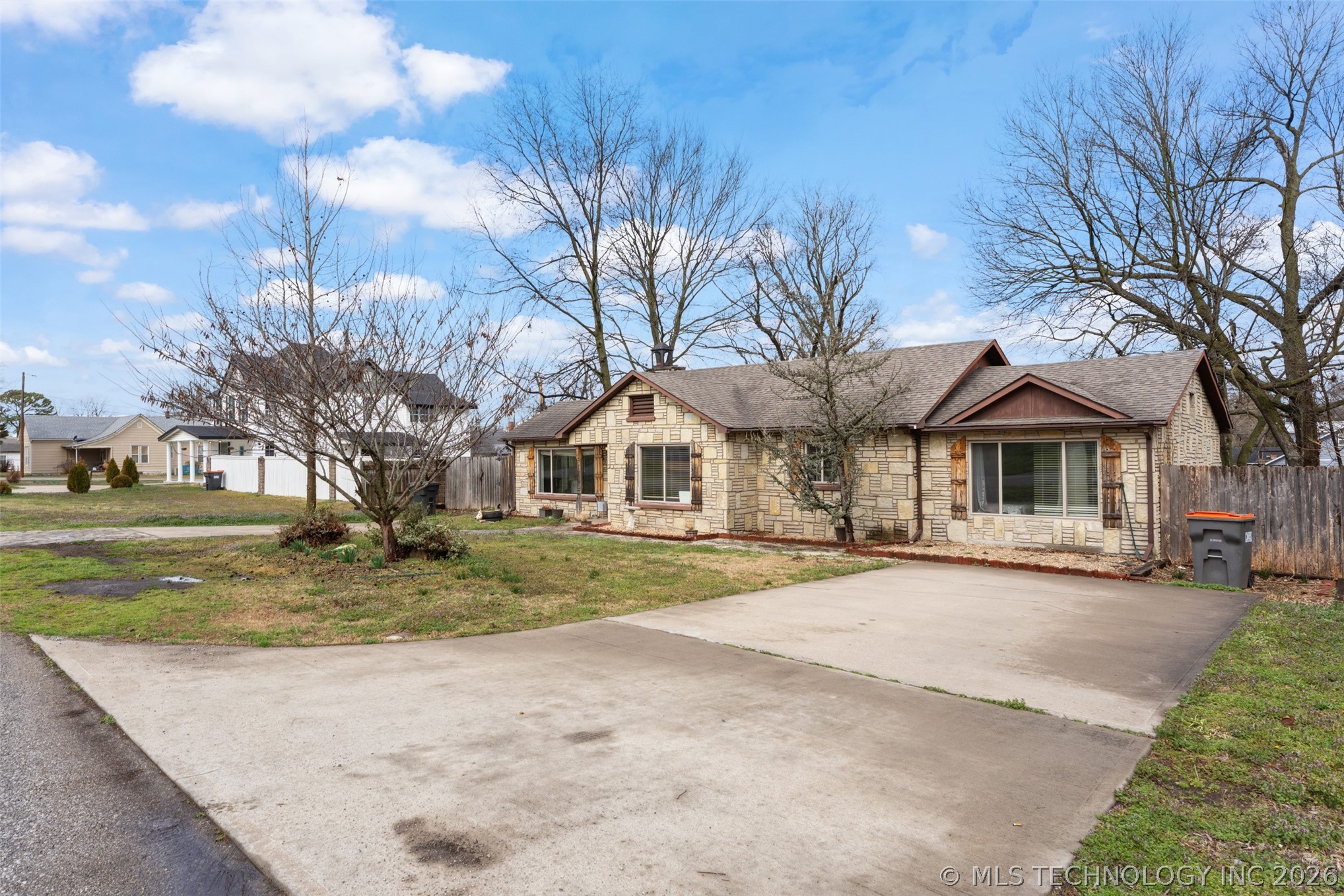 215 E 7th Grove OK 74344