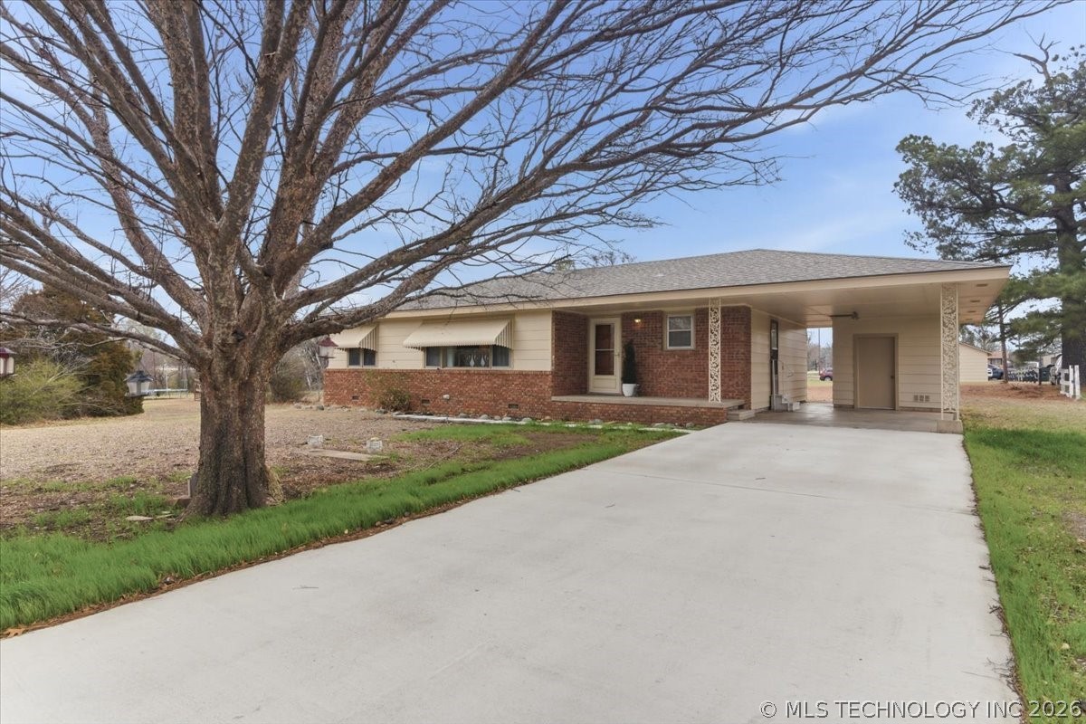 902 S Lake Road Henryetta OK 74437
