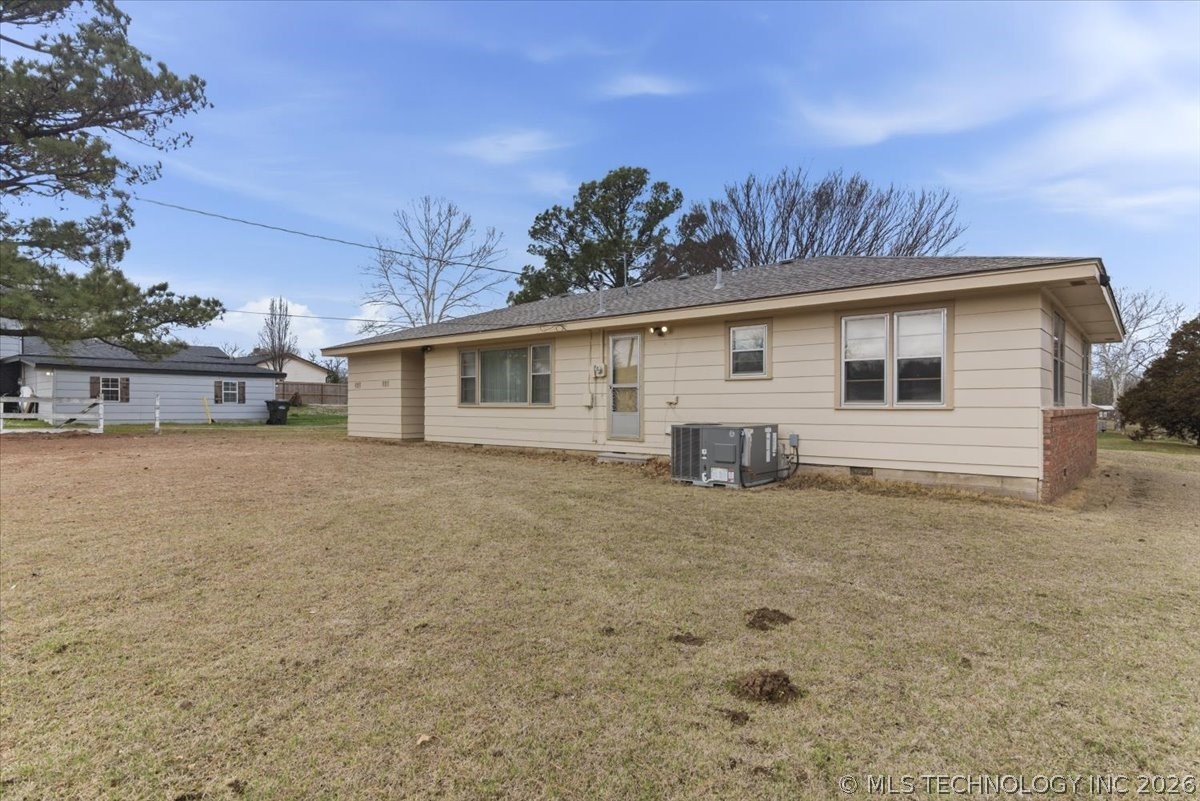 902 S Lake Road Henryetta OK 74437