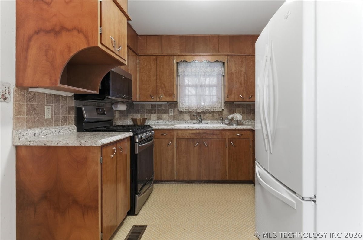 902 S Lake Road Henryetta OK 74437