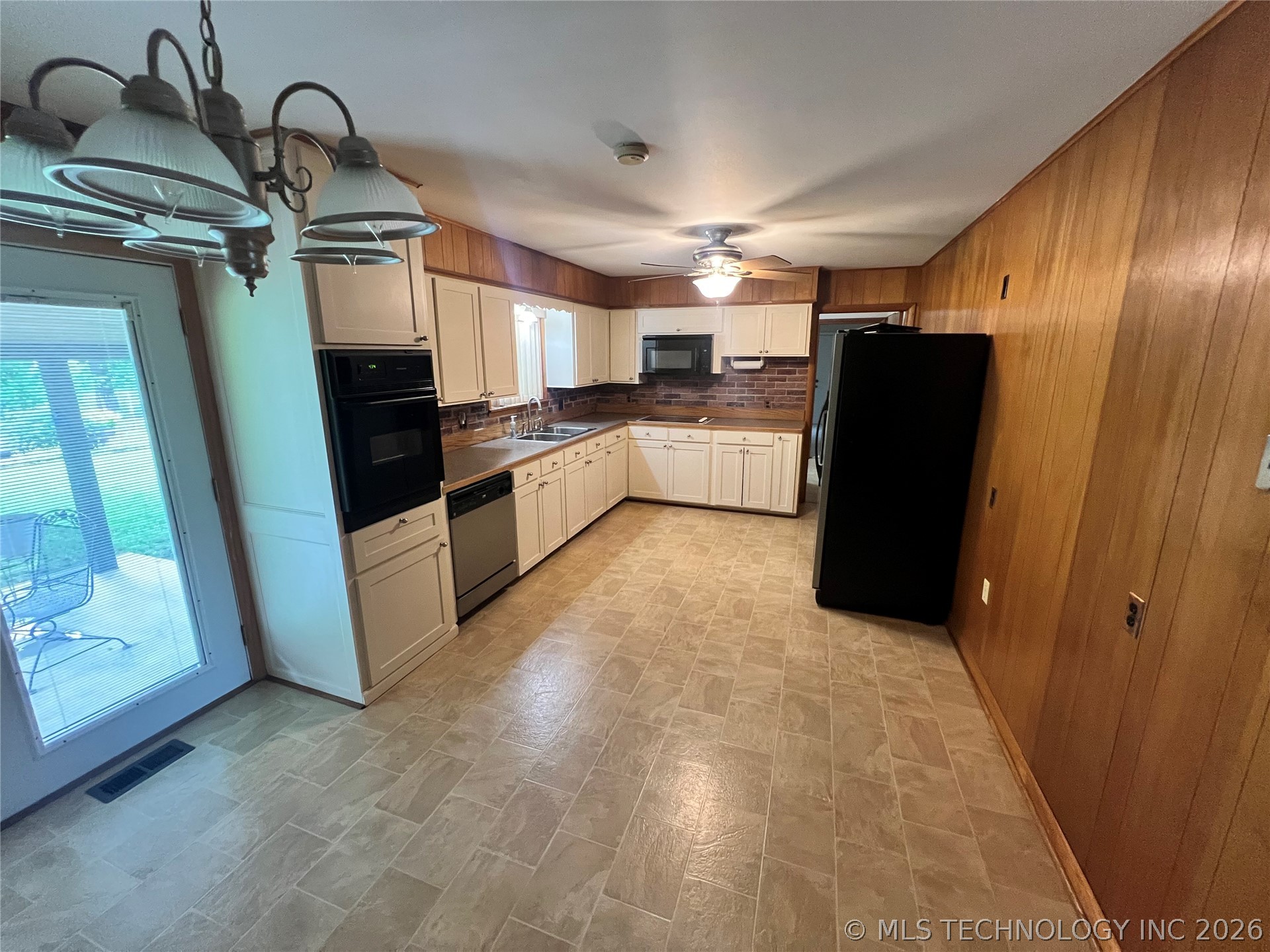 112 N Osage Street Grove OK 74344