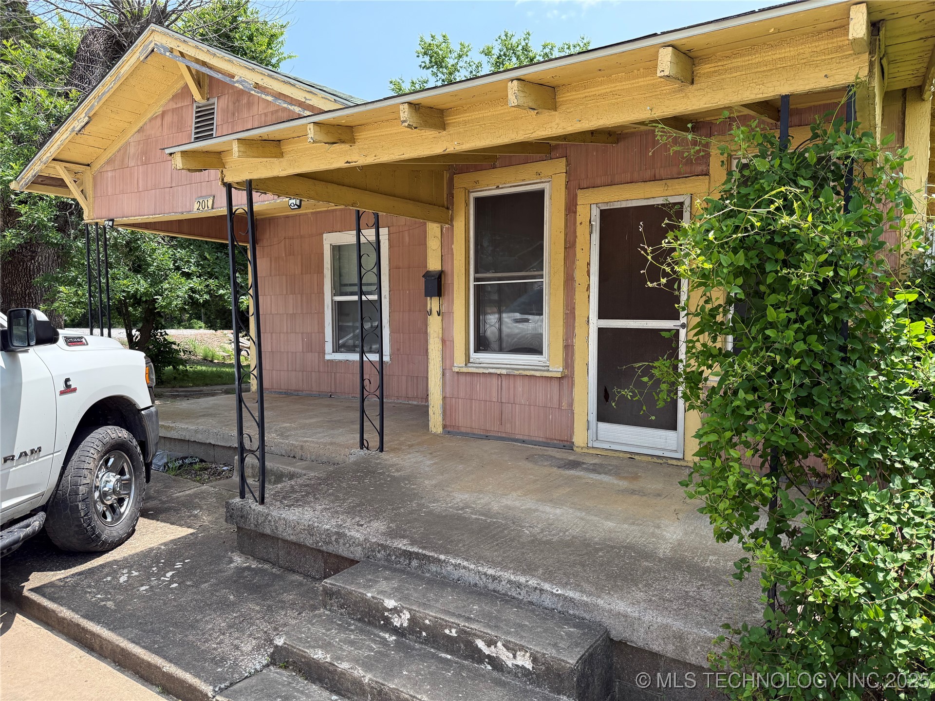 201 E Main Street Henryetta OK 74437