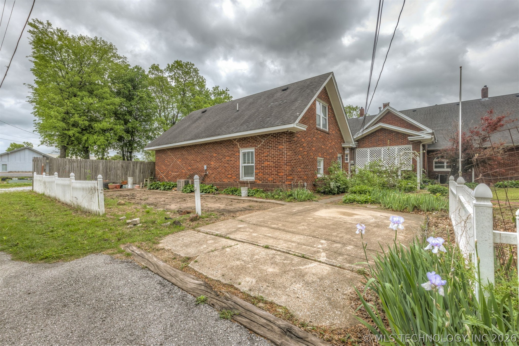 221 W Pecan Street Coweta OK 74429