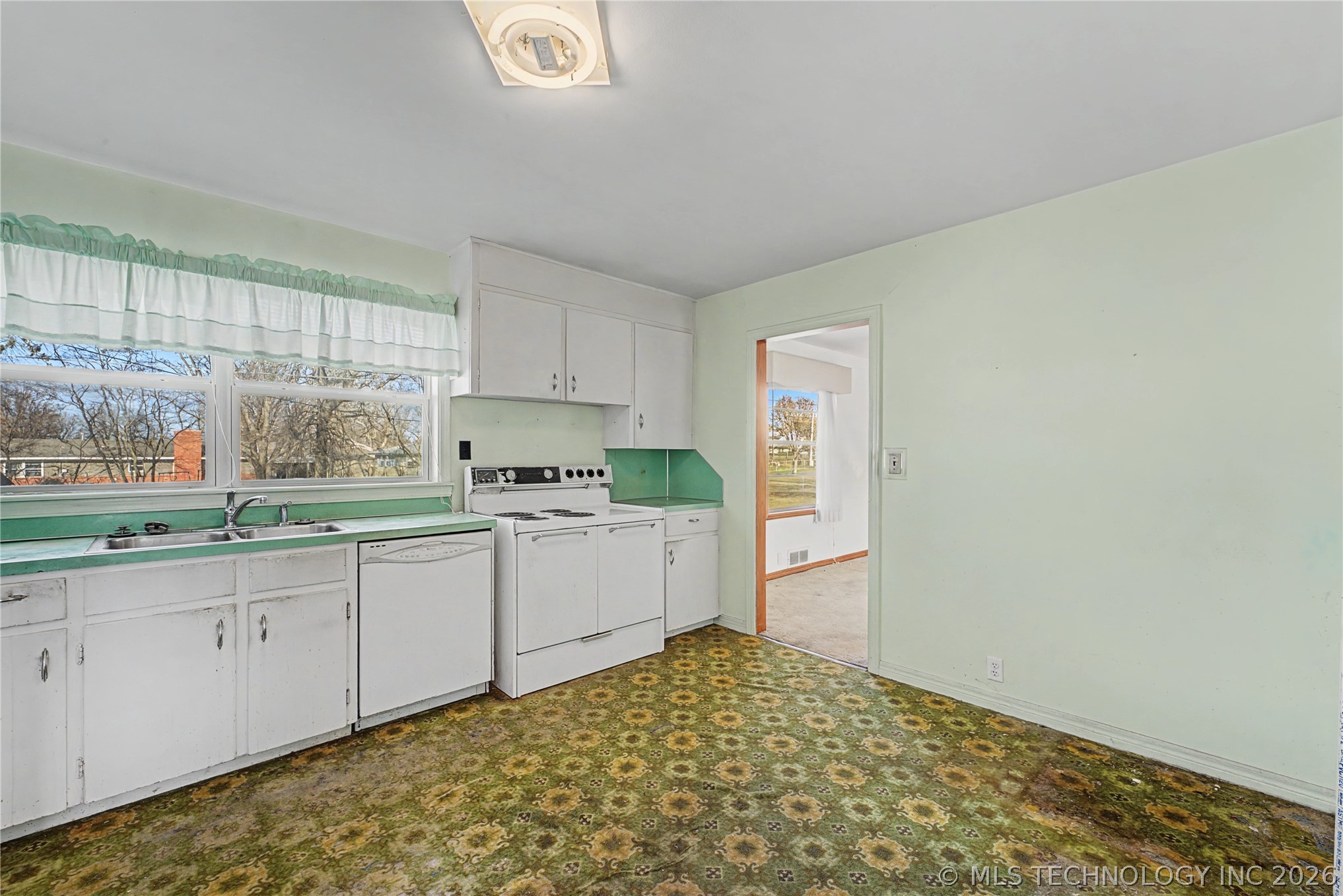 1202 W Davis Drive Nowata OK 74048