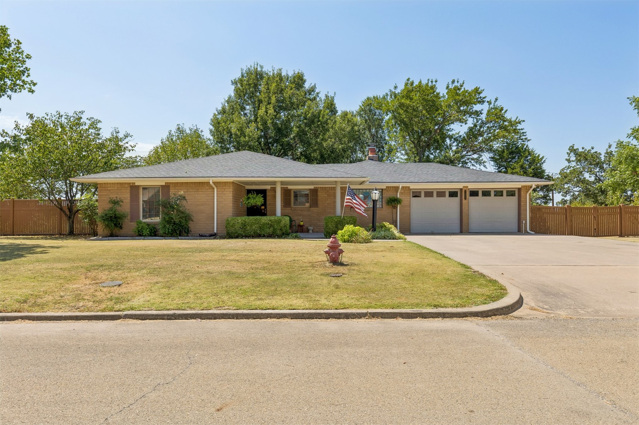 1002 Sunset Circle Yale OK 74085