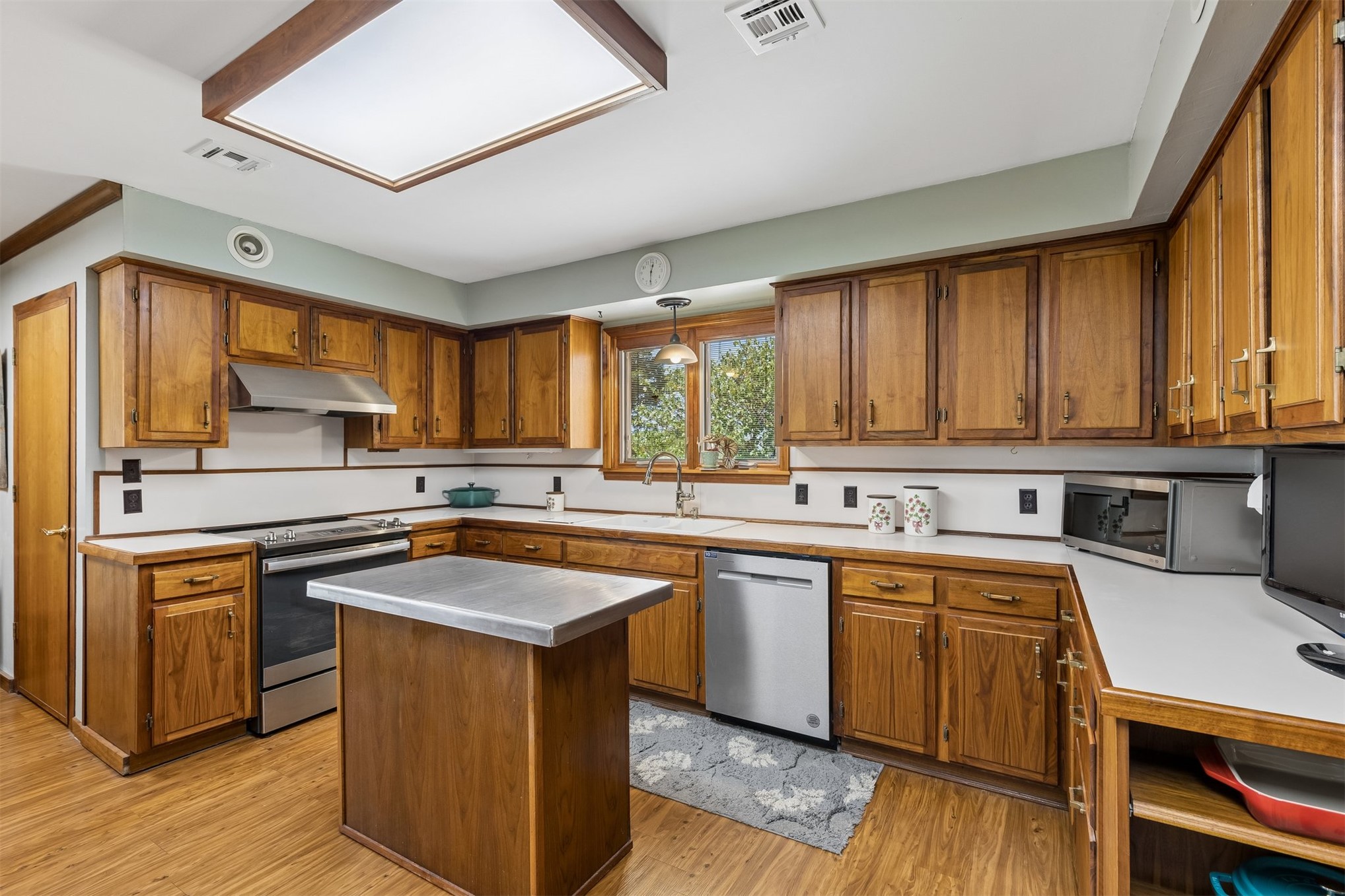 1002 Sunset Circle Yale OK 74085