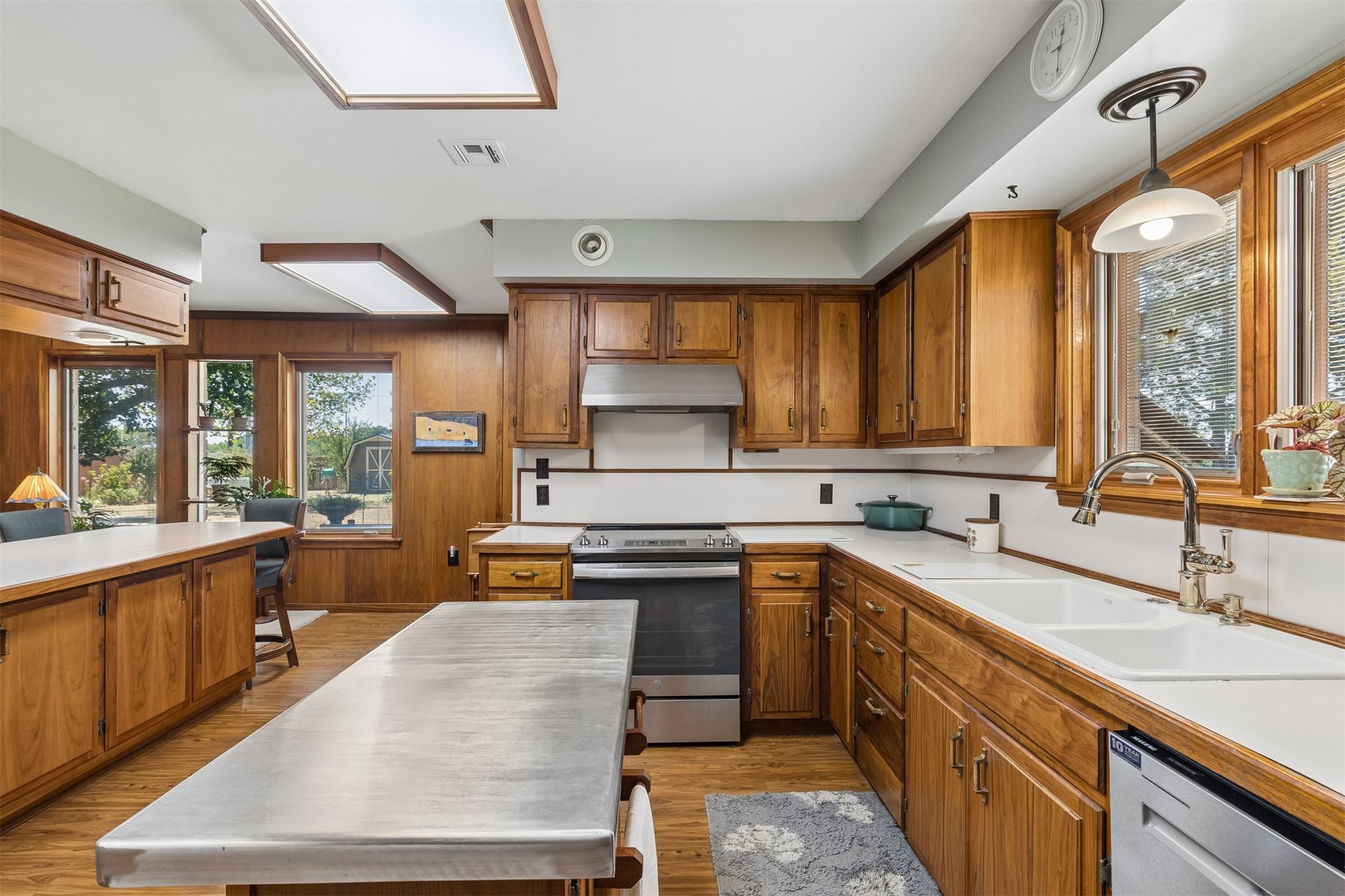 1002 Sunset Circle Yale OK 74085