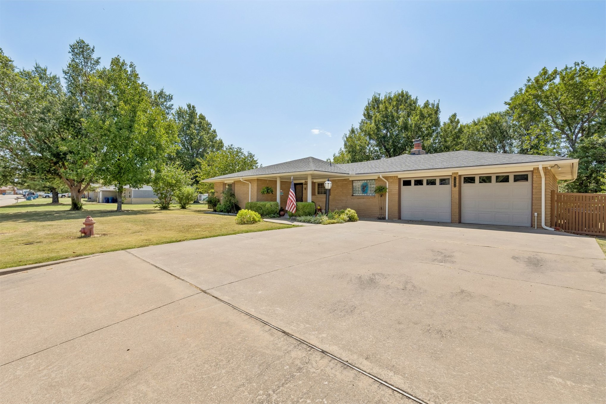 1002 Sunset Circle Yale OK 74085