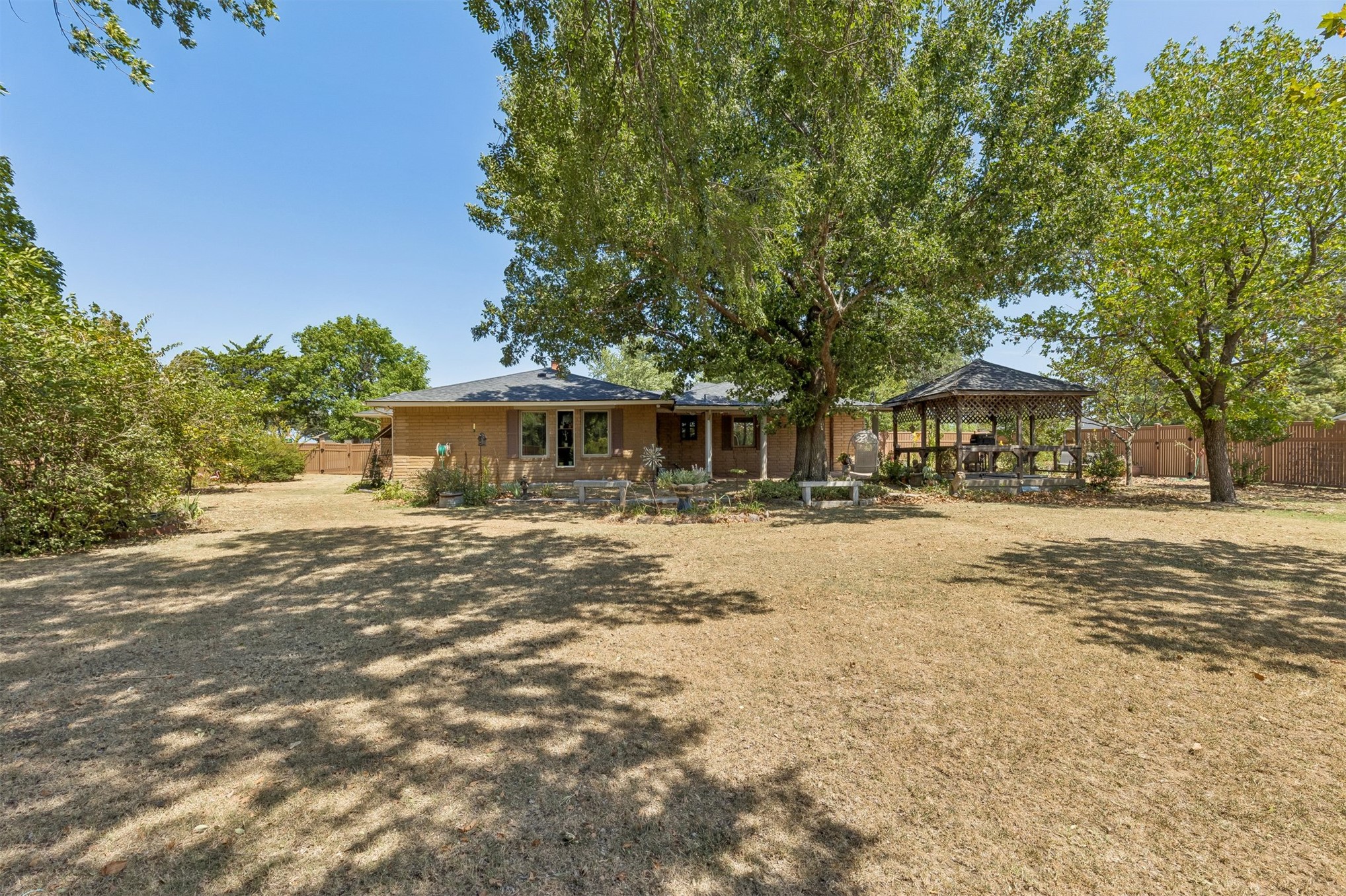 1002 Sunset Circle Yale OK 74085