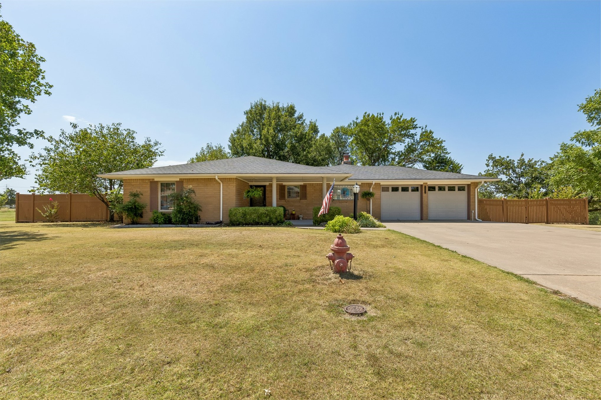 1002 Sunset Circle Yale OK 74085