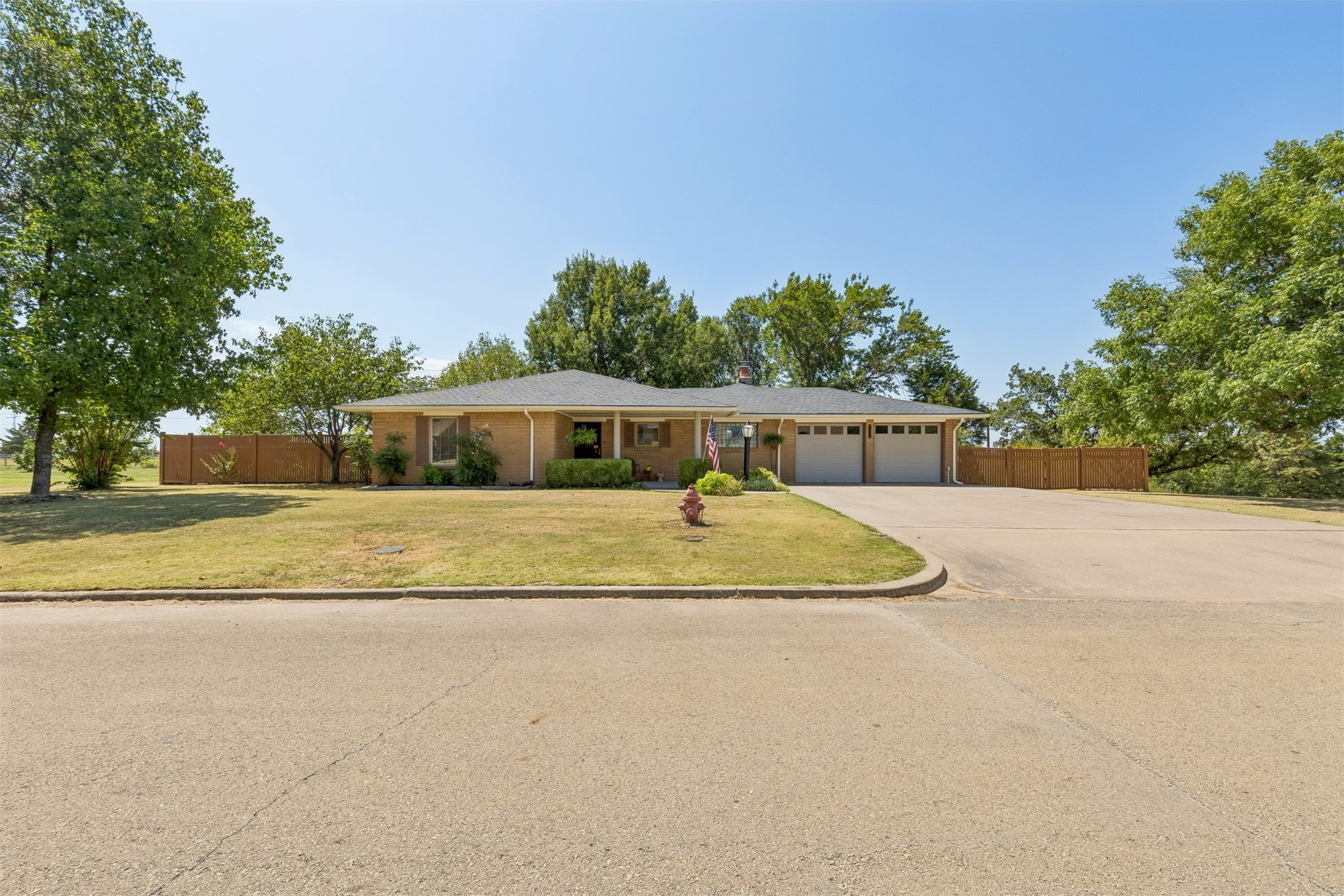 1002 Sunset Circle Yale OK 74085