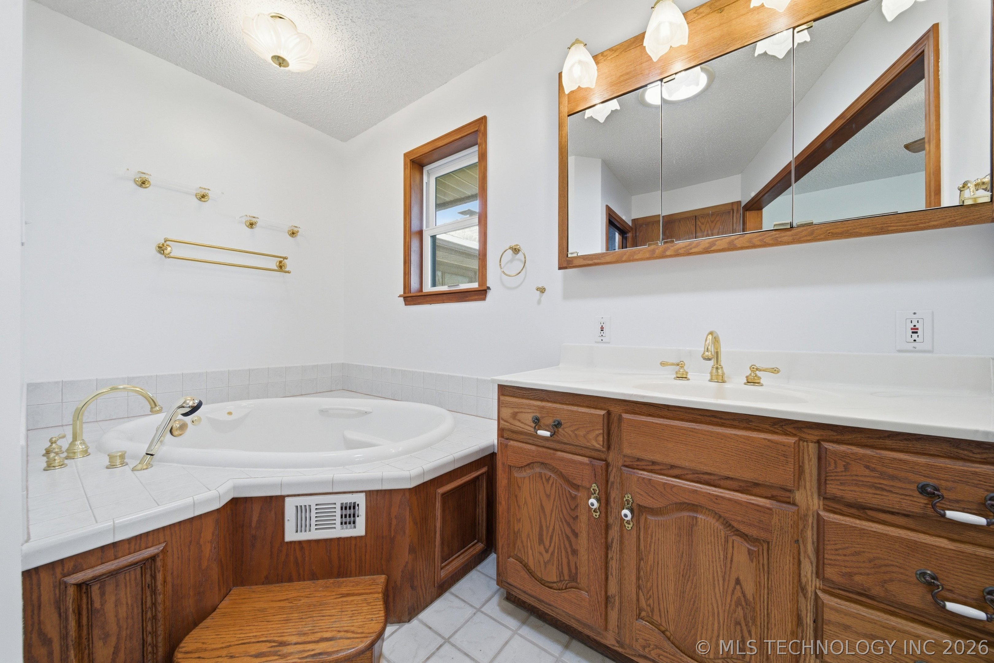 1001 N Hopi Street Chouteau OK 74337
