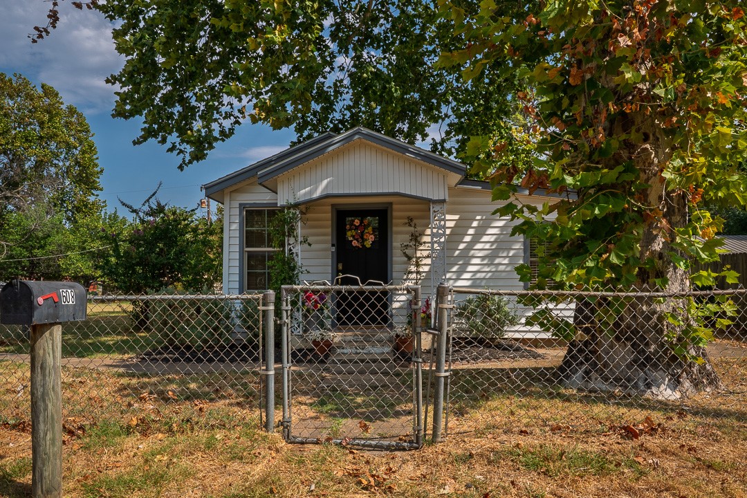 608 W Coleman Colbert OK 74733