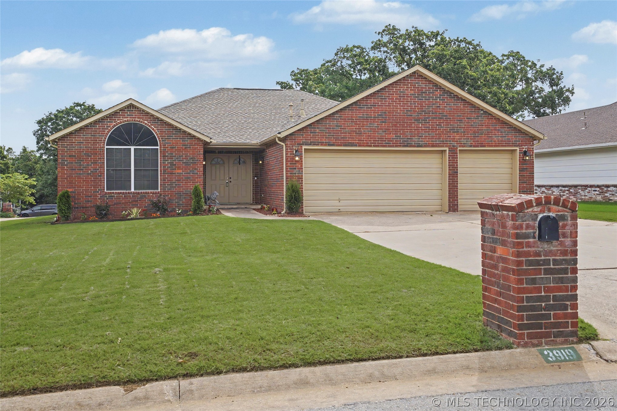 3919 S Rolling Oaks Drive S Tulsa OK 74107