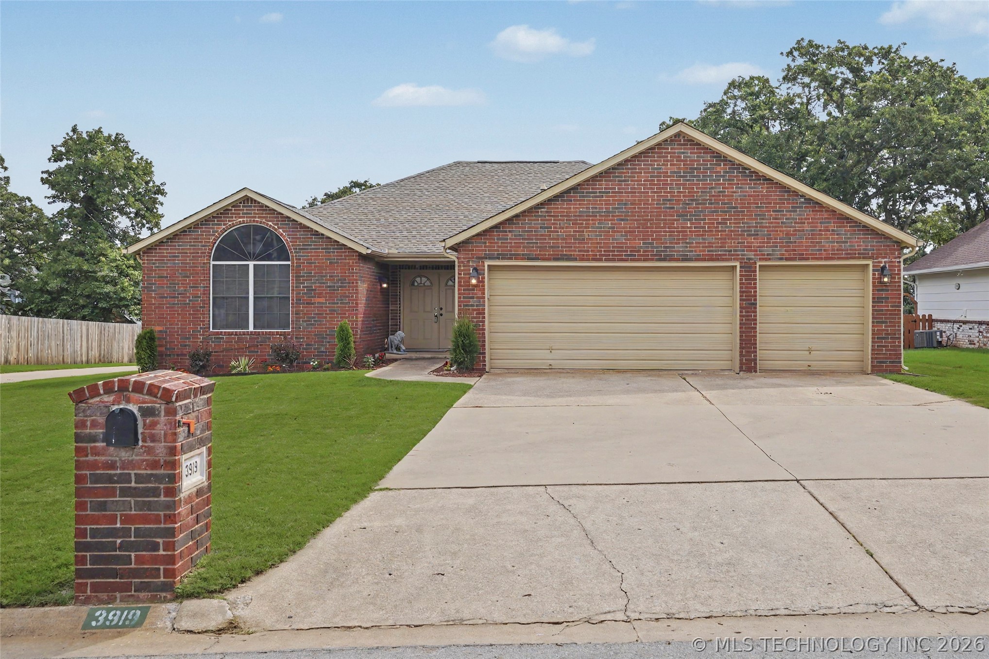 3919 S Rolling Oaks Drive S Tulsa OK 74107