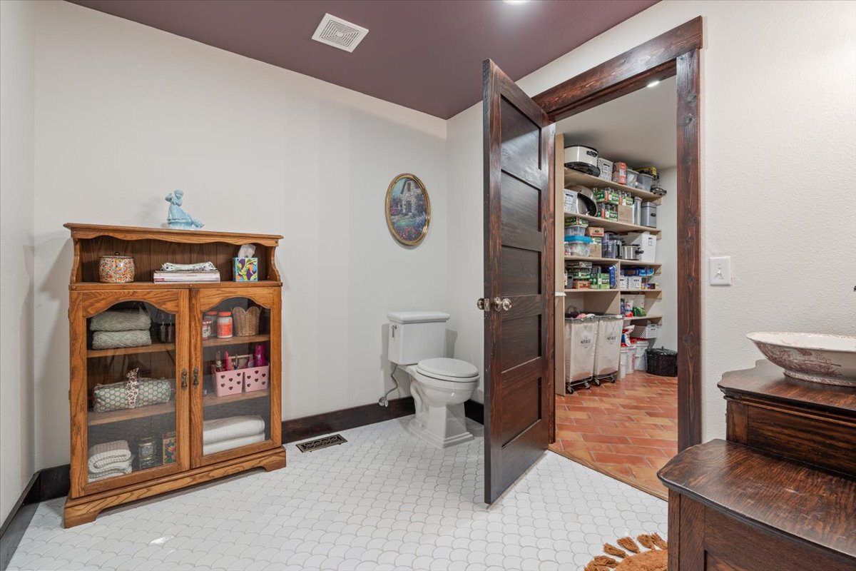 14282 E 530 Road Colcord OK 74338