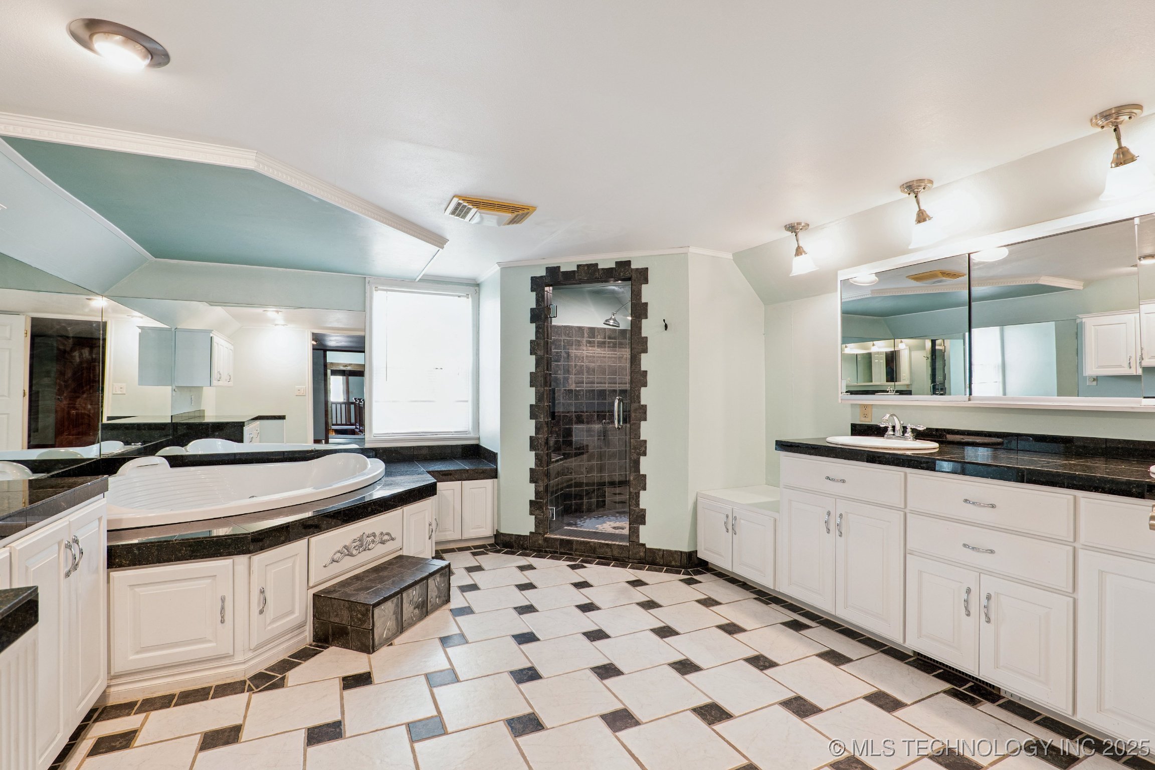 509 W 5th Street Grove OK 74344