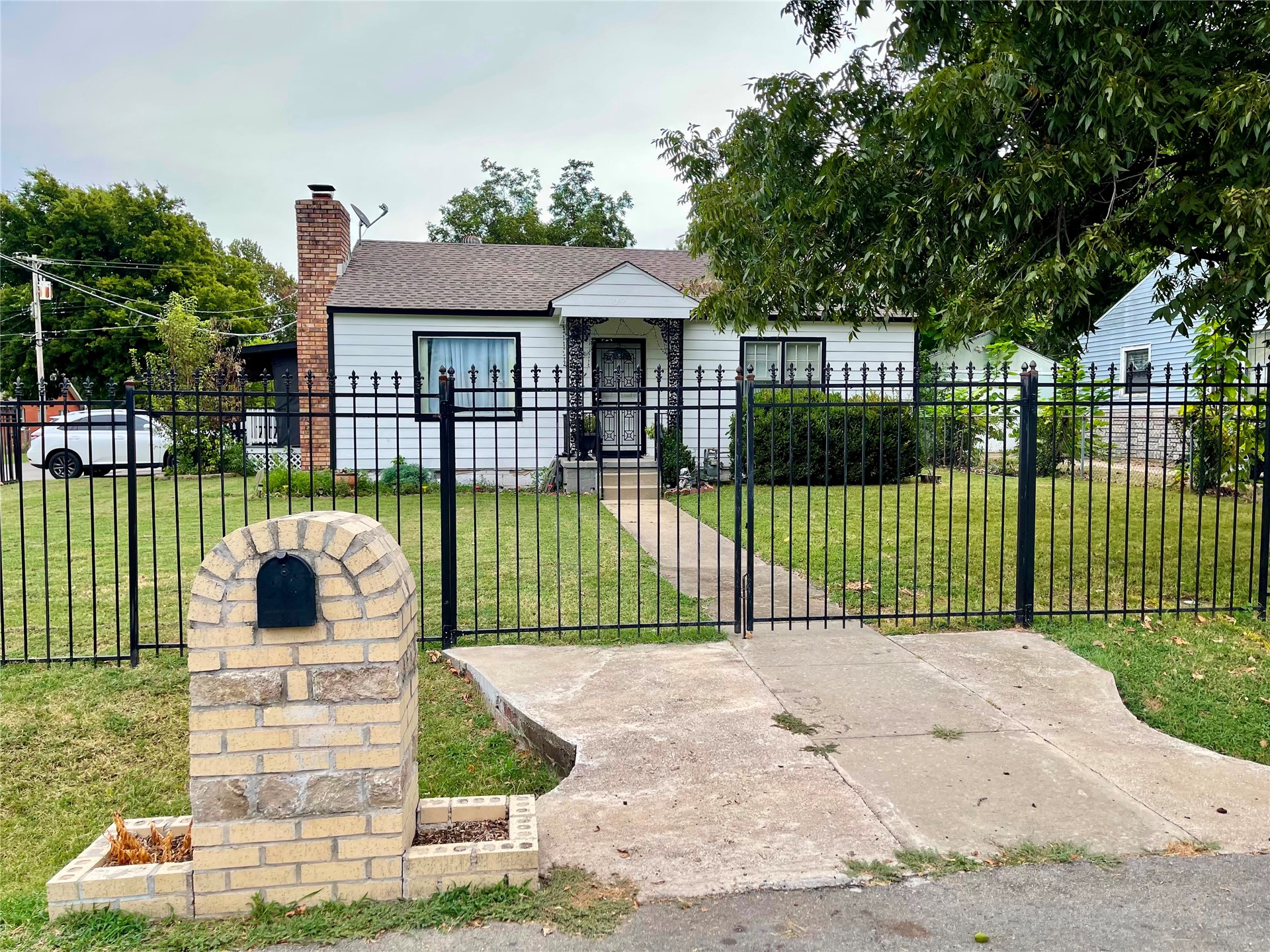 1649 N Columbia Place Tulsa OK 74110