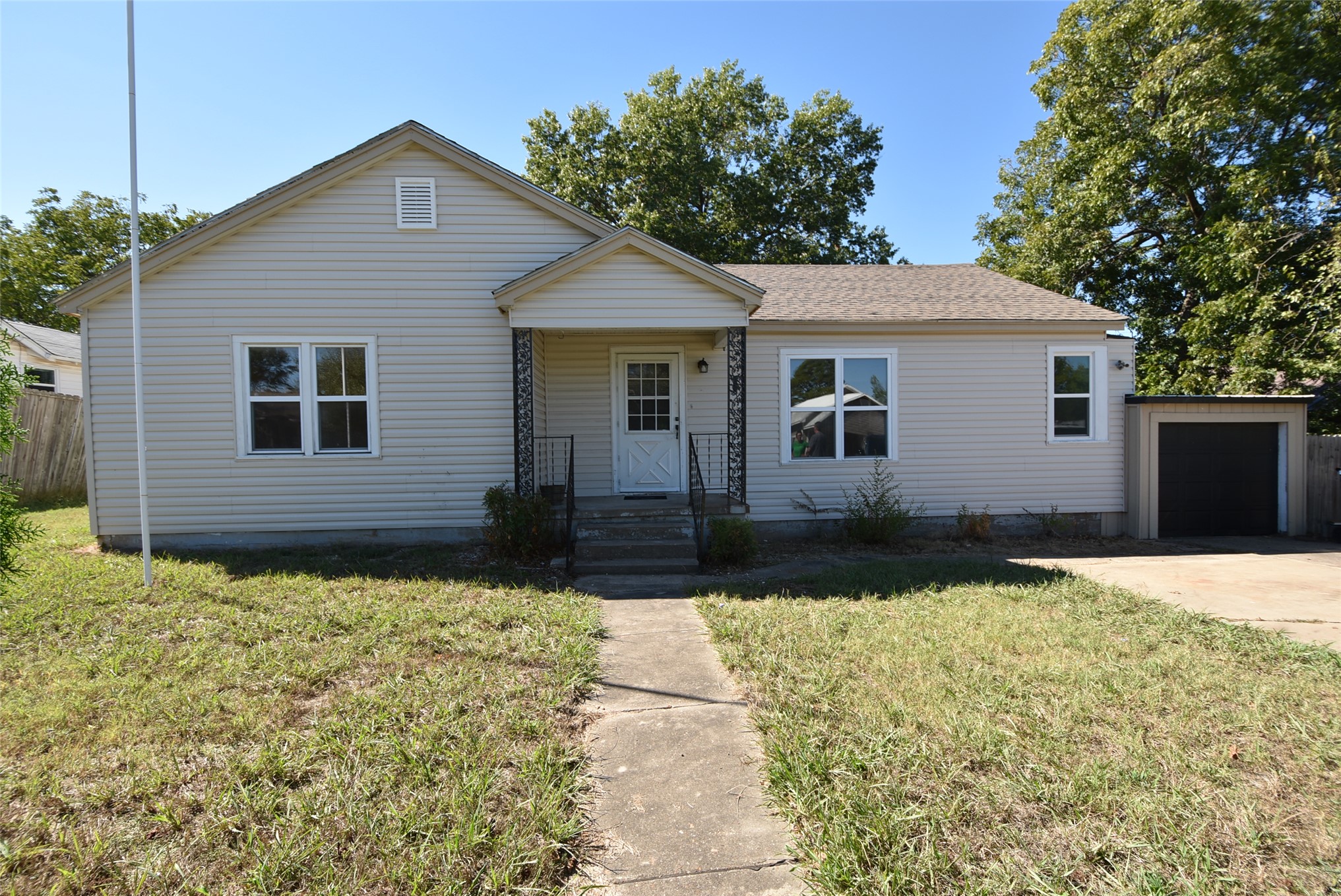 1323 Roosevelt Street Seminole OK 74868
