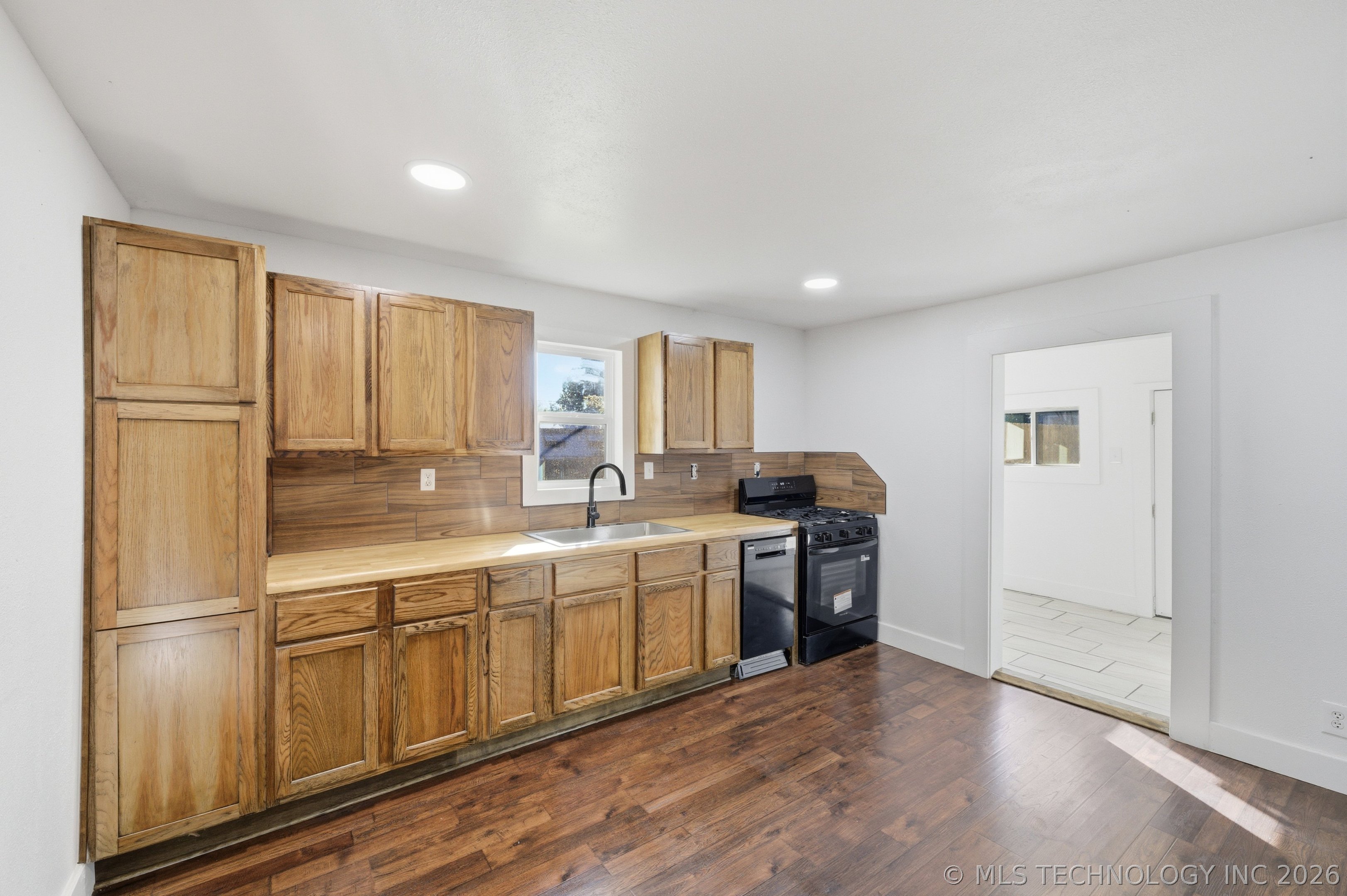 611 N Division Street Cleveland OK 74020