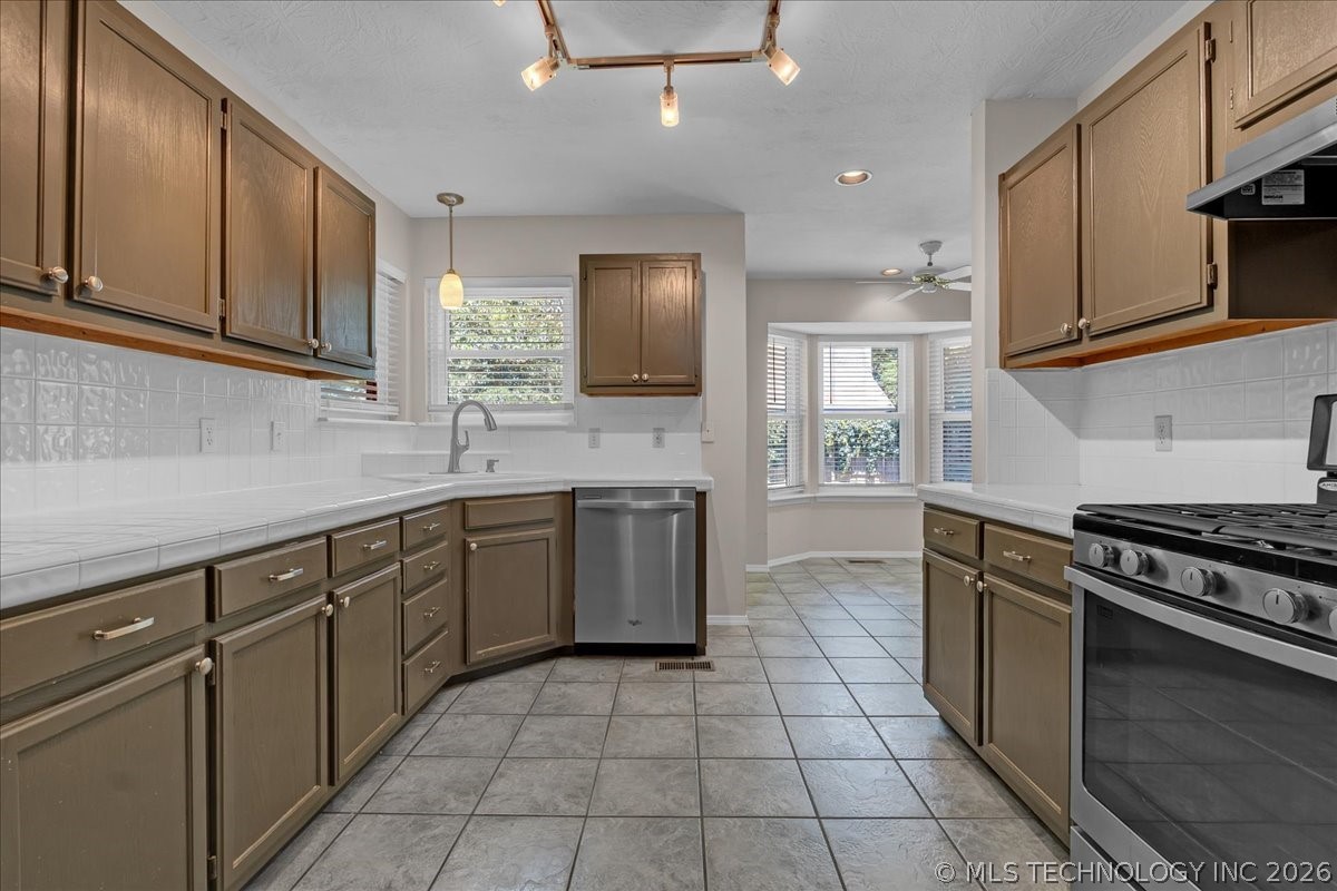 2412 W Twin Oaks Street Broken Arrow OK 74011
