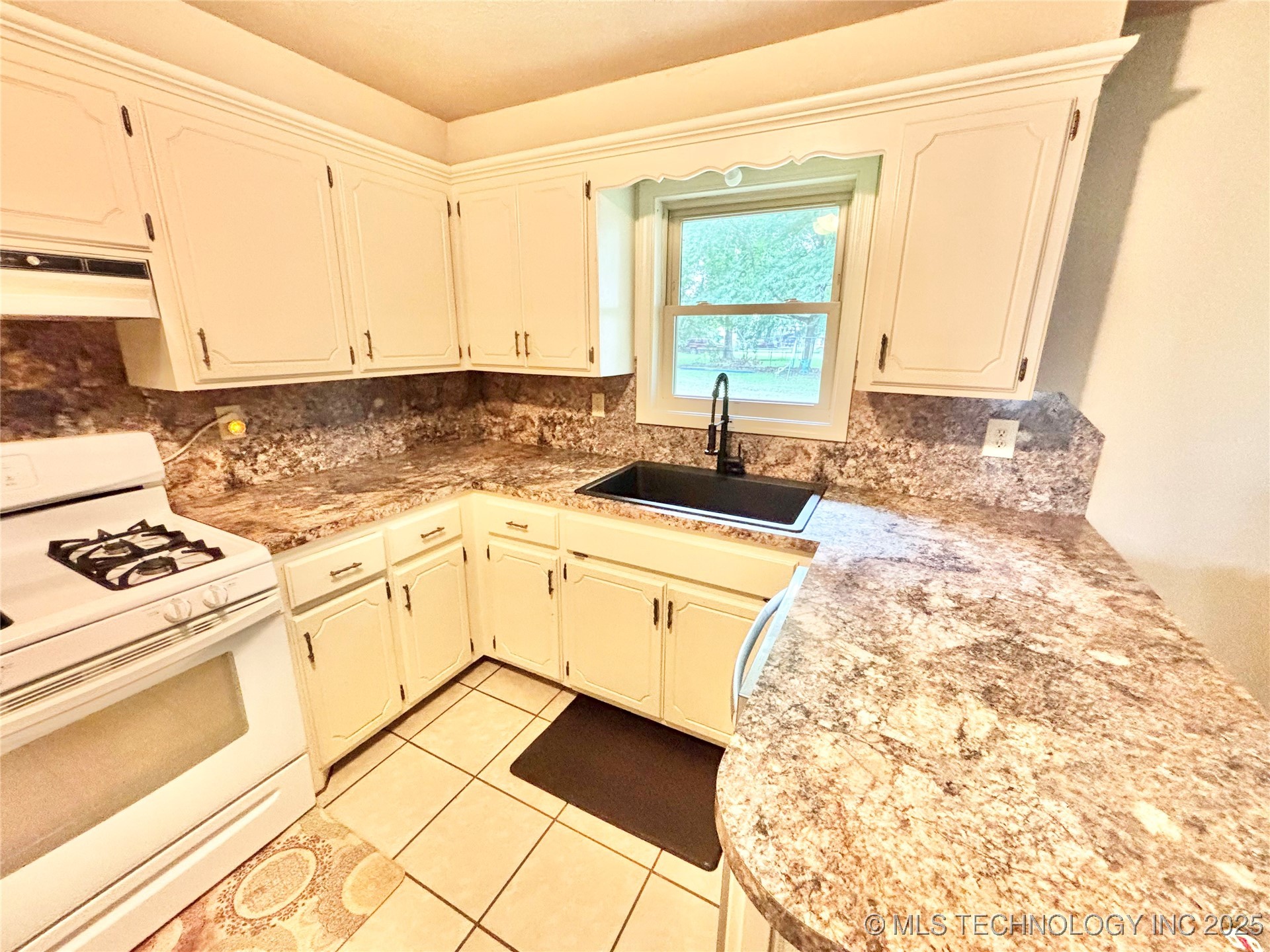 106 E Elk Road Whitefield OK 74472