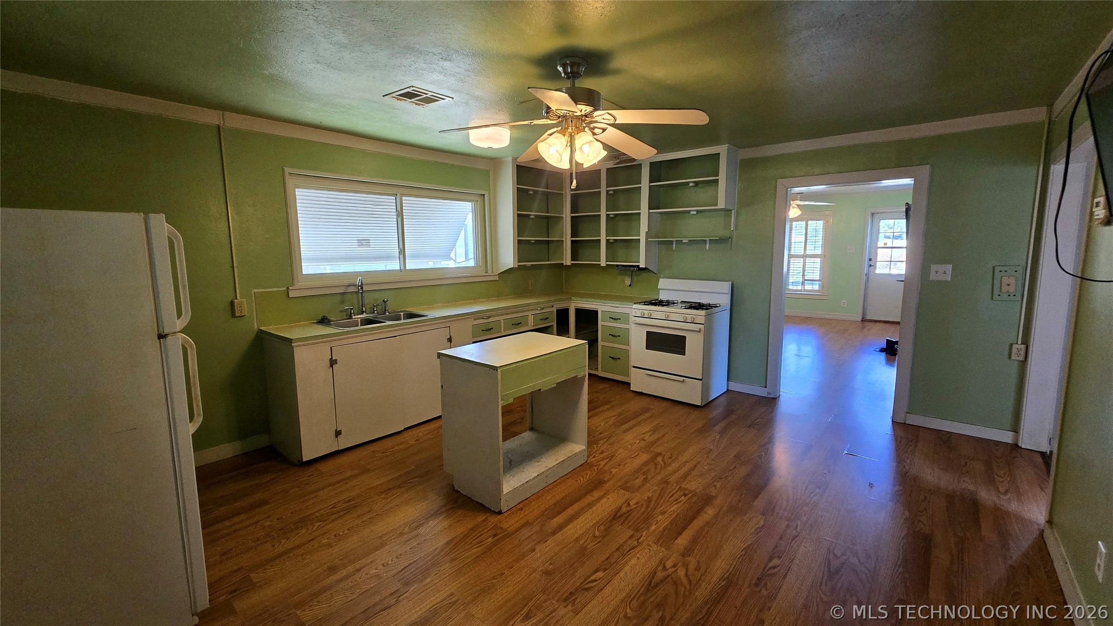 607 Sunset Strip Eufaula OK 74432