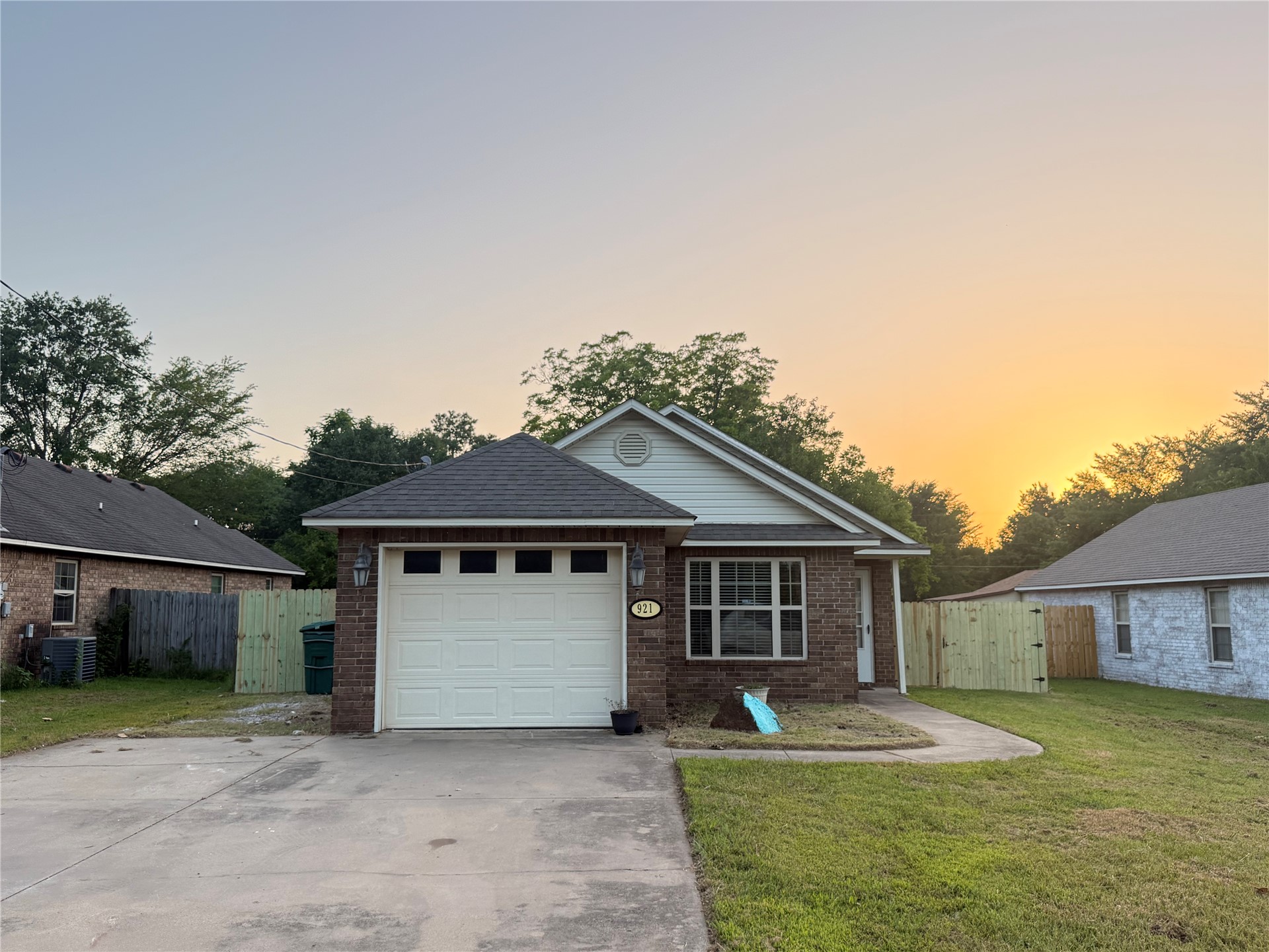 921 S Locust Sallisaw OK 74955