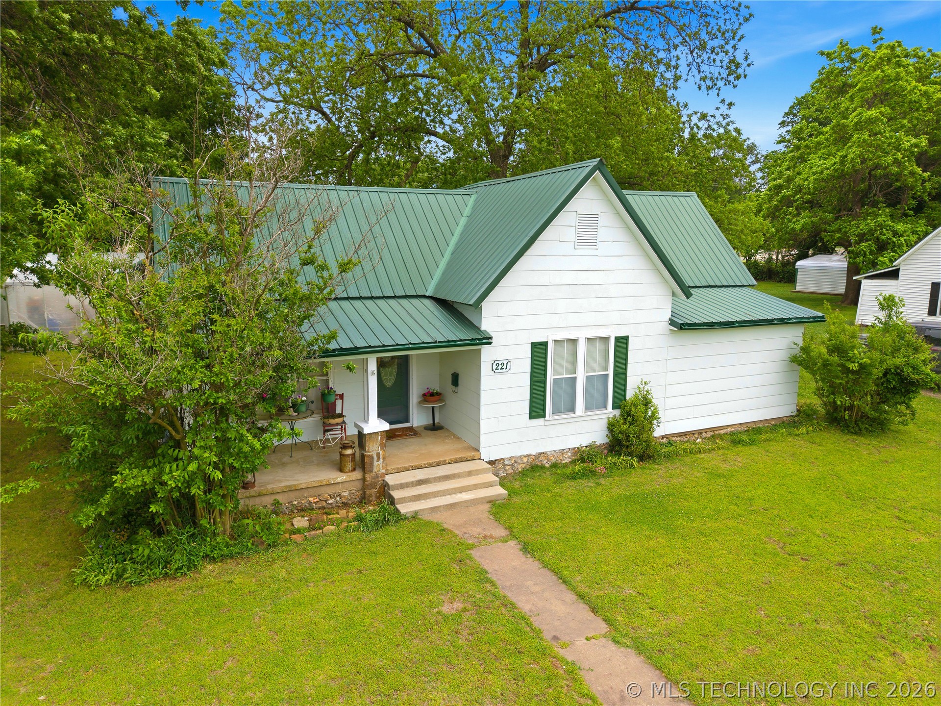 221 W Poplar Street Stilwell OK 74960