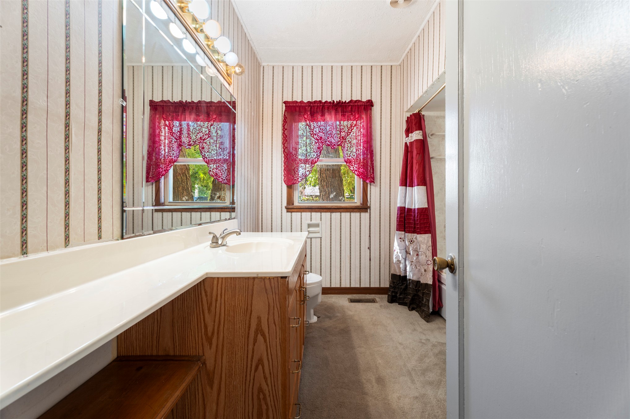 704 S Grand Grove OK 74344