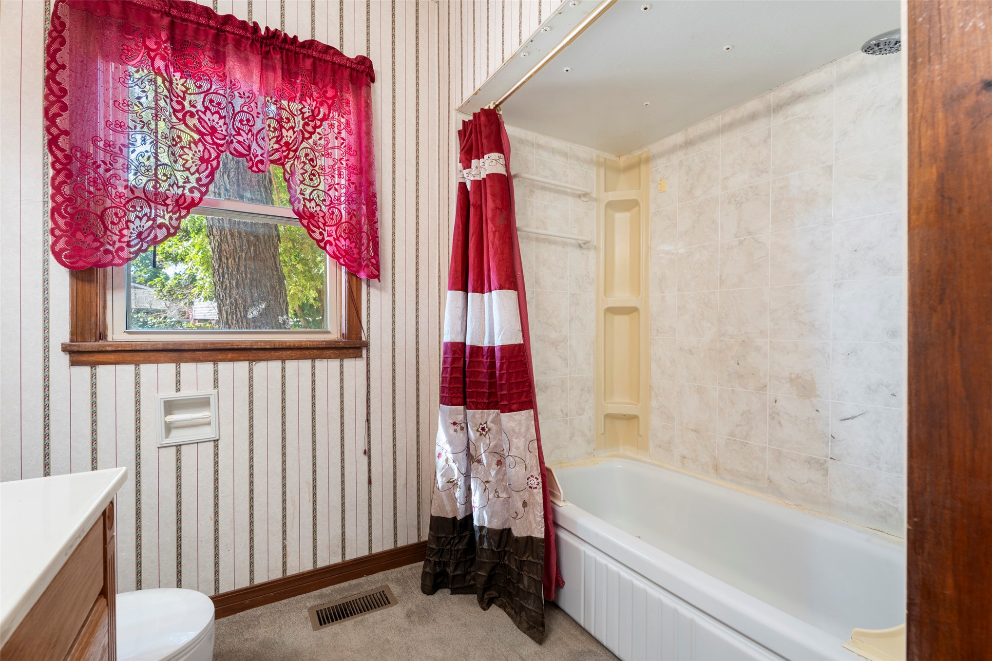 704 S Grand Grove OK 74344