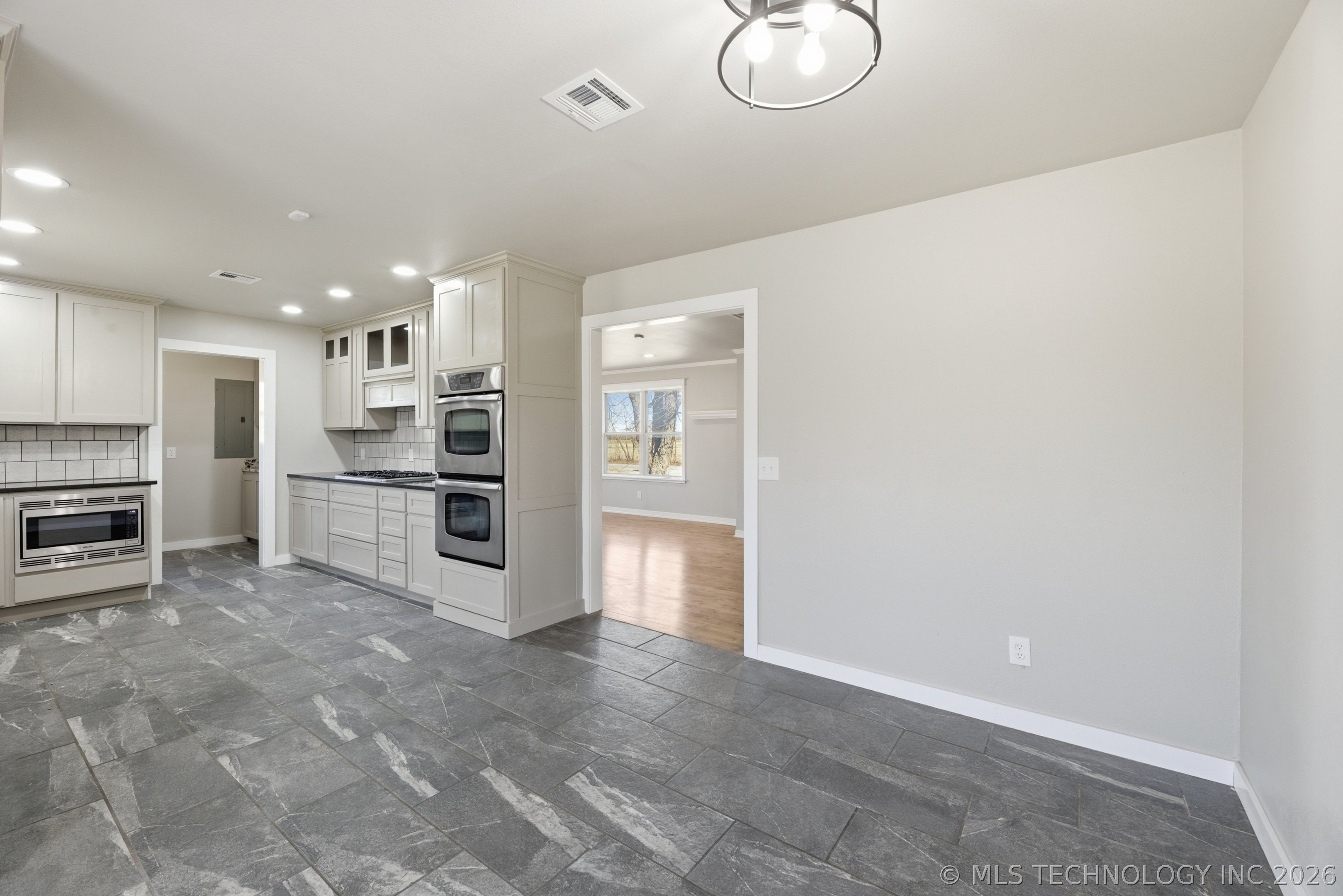 725 N 260 Road Mounds OK 74047