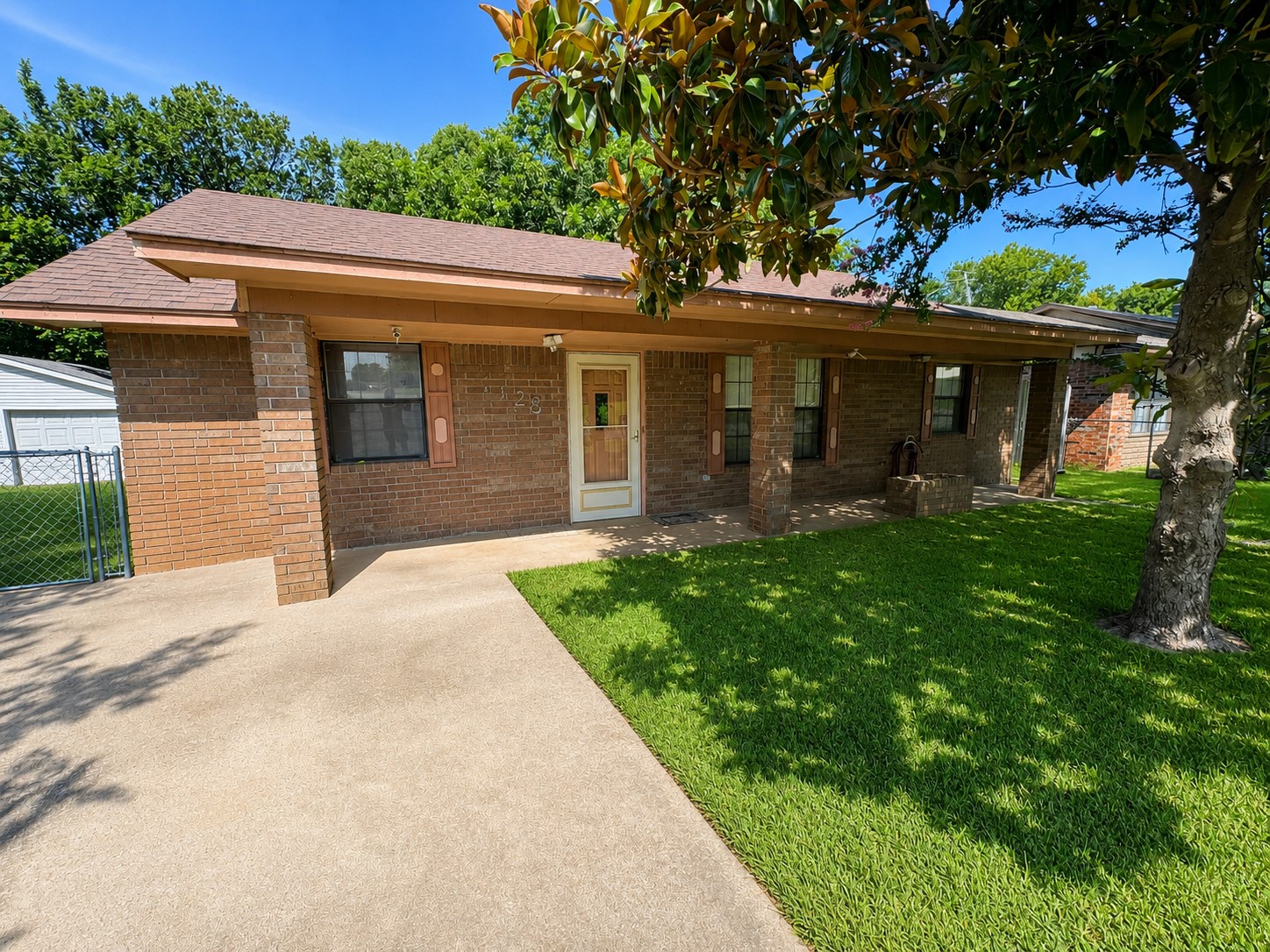 1608 E Crestview Avenue E Marietta OK 73448
