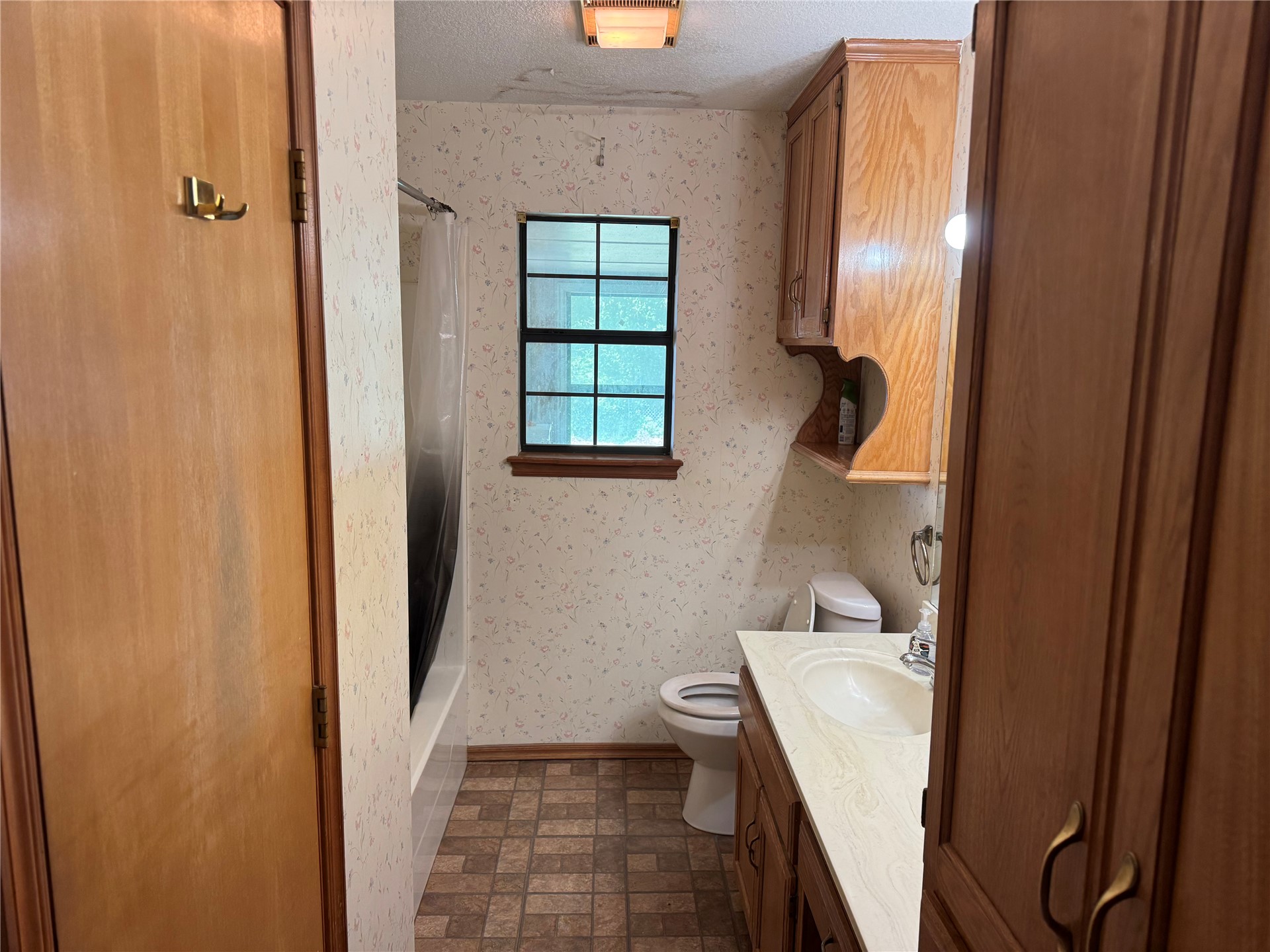 1608 E Crestview Avenue E Marietta OK 73448