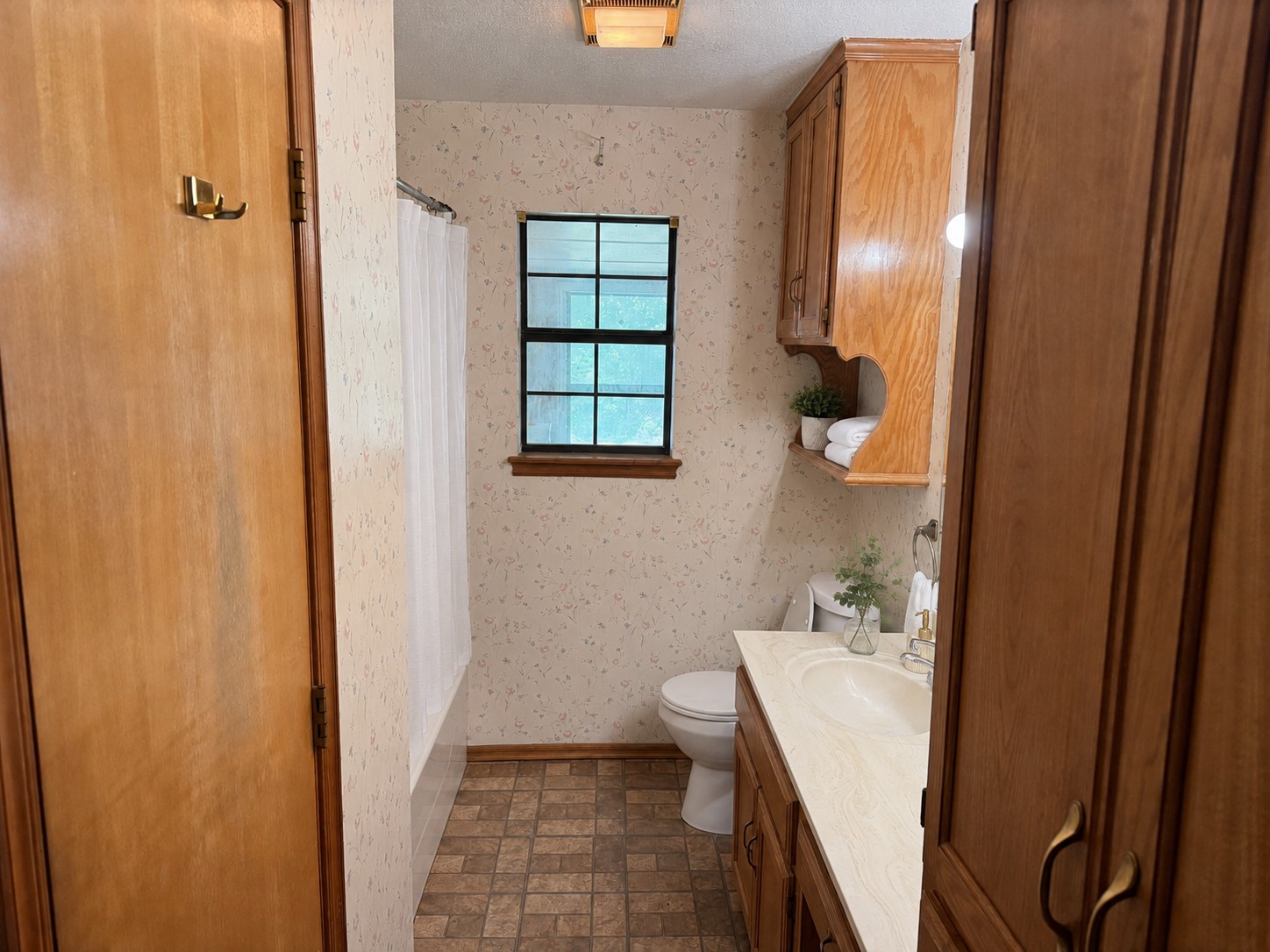 1608 E Crestview Avenue E Marietta OK 73448