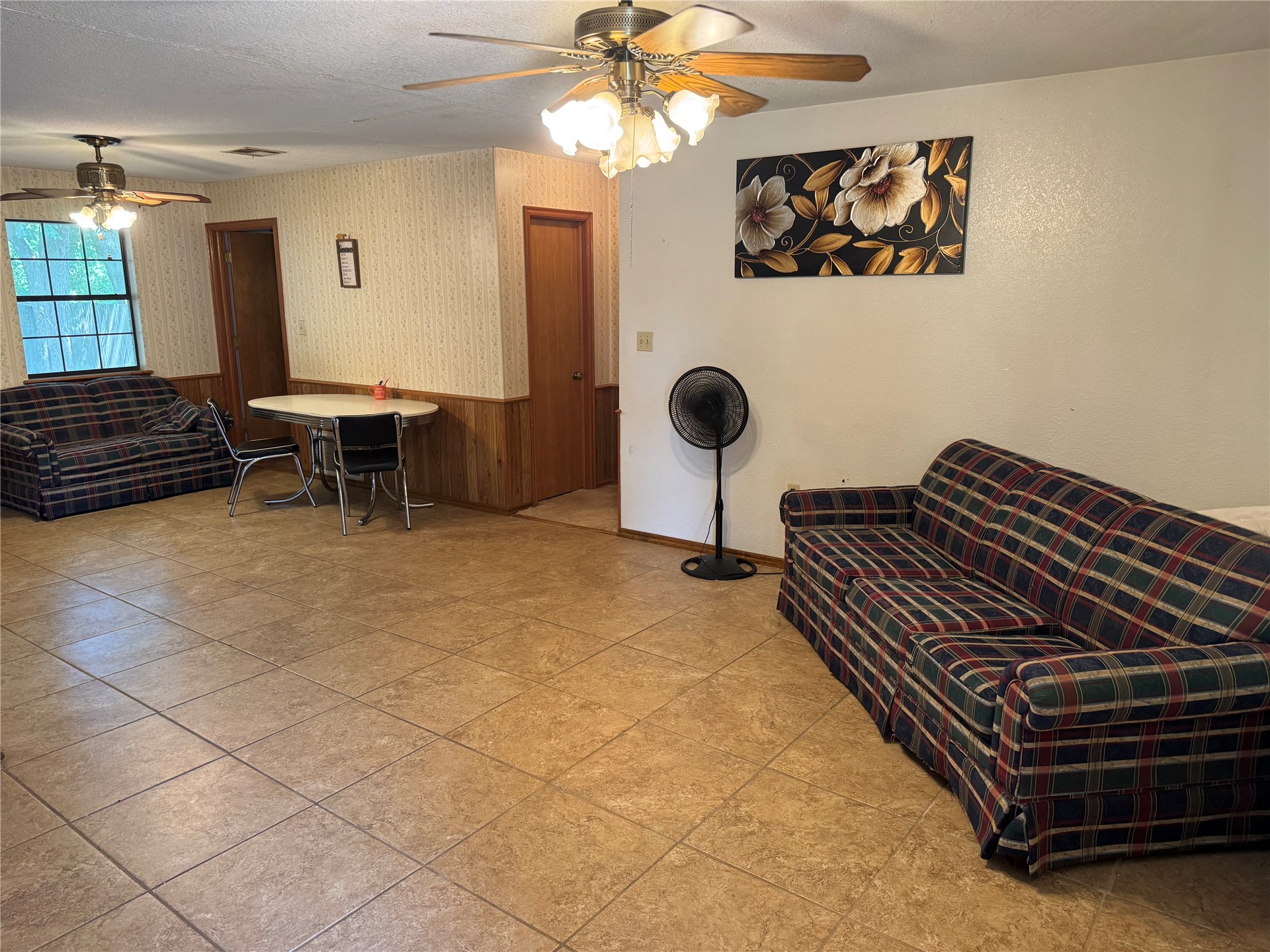1608 E Crestview Avenue E Marietta OK 73448