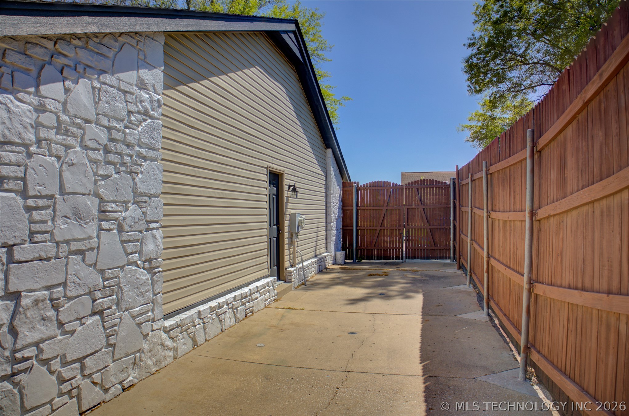2527 W 68th Place S Tulsa OK 74132
