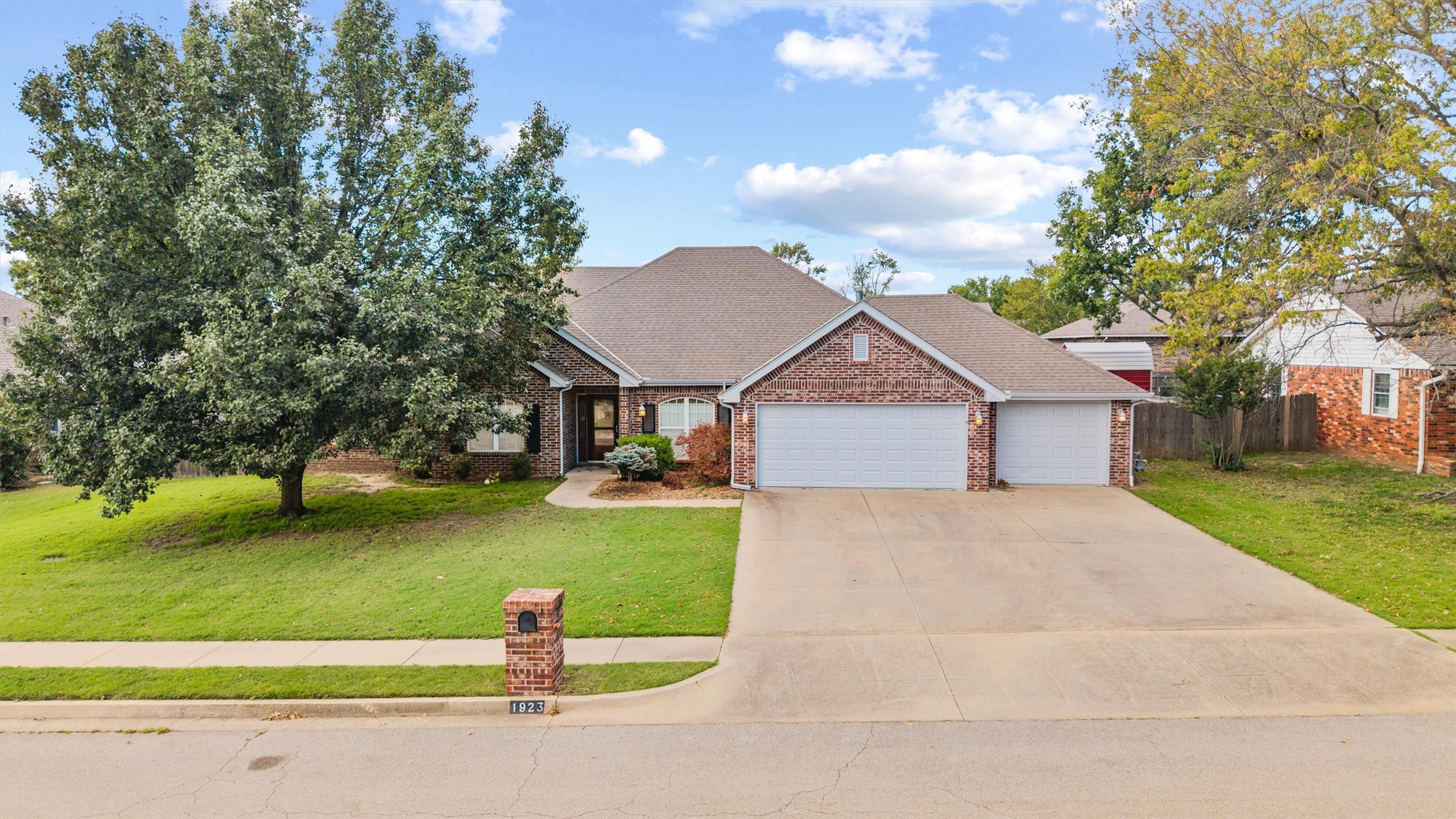 1923 Rolling Hills Drive Bartlesville OK 74006