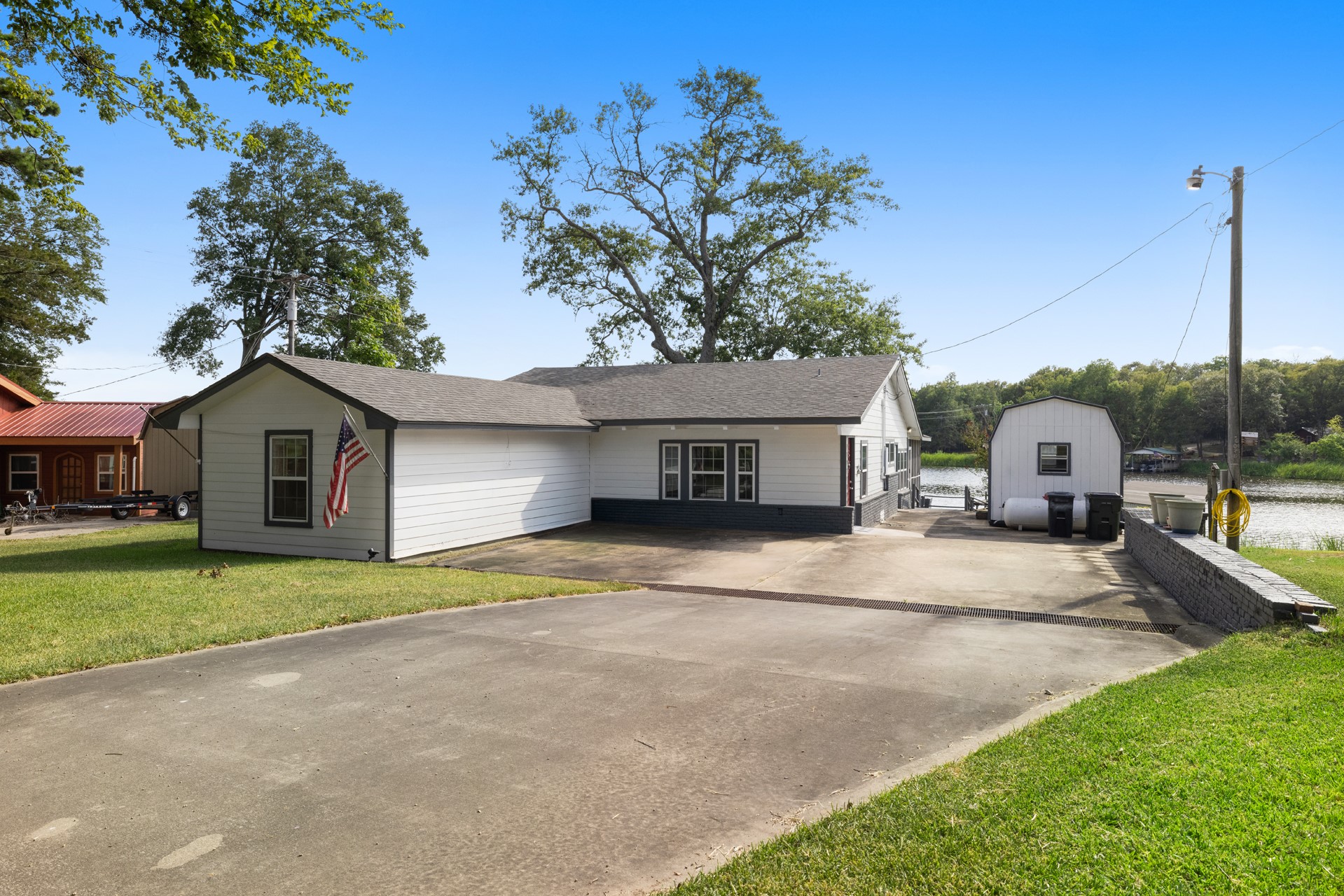 1068 Lakeside Fort Towson OK 74735