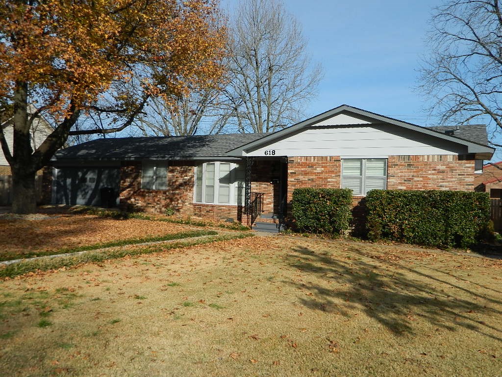 618 W Downing Street Tahlequah OK 74464