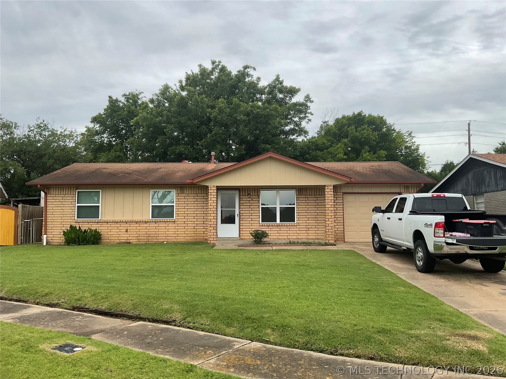 318 S 161st Place E Tulsa OK 74108